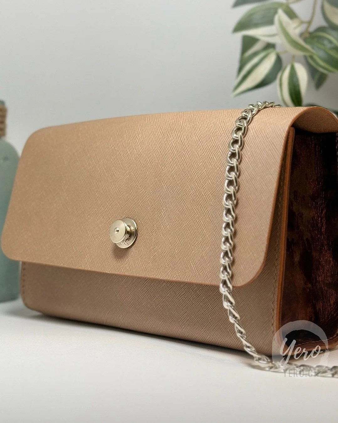 LUNARIA – handgemachte Eleganz mit Funktion
 
die Handtasche LUNARIA begleitet dich – ob im Alltag, im Büro oder zum Abendessen.
Unaufdringlich. Stilvoll. Echt.
 
Von Hand gefertigt im Tösstal.
Aus sorgfältig ausgewähl