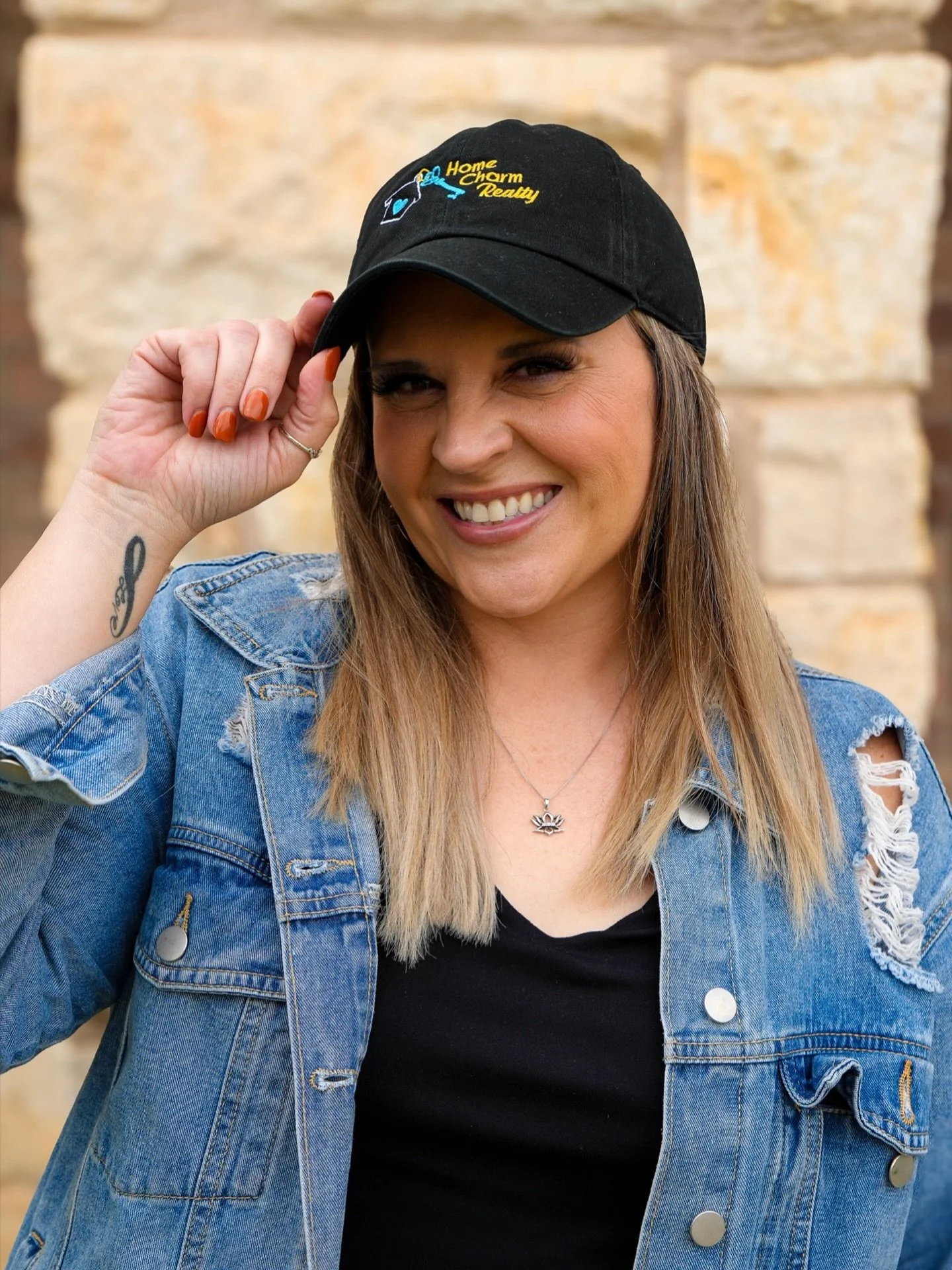 ✨ New week, same drive 💪🏼

Coaching calls this morning, then cheering from the bleachers tonight for football and volleyball with some wifey things in between 🖤

Here&rsquo;s to showing up for your goals and your people.

#motivationalmonday #real