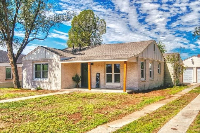 Just listed 🤩

Updated &amp; move-in ready ✨

3 🛏 | 2 🛁 with a sequestered primary suite 

2 living areas 🛋 + open floor plan perfect for entertaining 🎉

Rebuilt from the studs with permits &amp; city inspections 🔨✅

Enjoy peace of mind with:
?