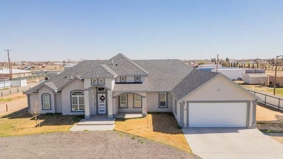 okay THIS one is giving space, luxury, and &ldquo;we can finally breathe&rdquo; energy 😮&zwj;💨🏡✨

4 🛏 | 3.5 🛁 | 2,982 sq ft
on 1.5 acres with a 28x40 workshop + RV hookups 👀

📍 1020 Navajo 

Imagine hosting in this open concept kitchen with a 