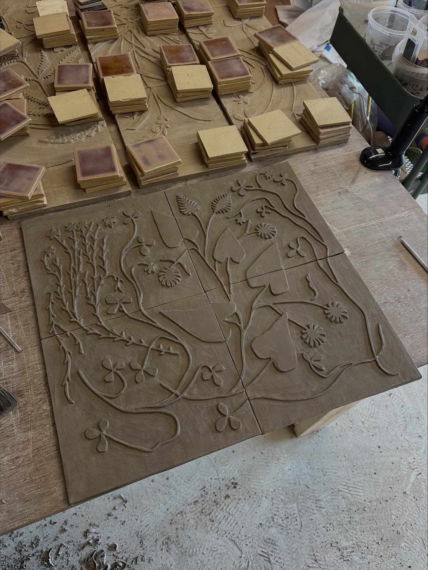 De belles nouveaut&eacute;s arrivent tr&egrave;s bient&ocirc;t 🍀

#ceramics #homedecor #stoneware #wallart #botanicalart