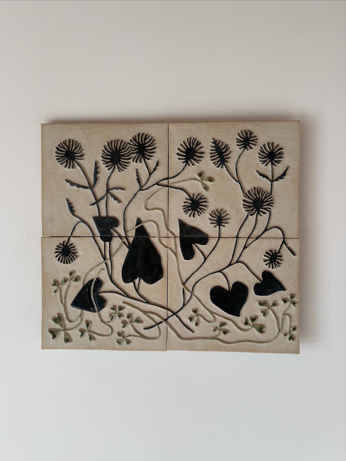 Tableau en gr&egrave;s &eacute;maill&eacute;, disponible tr&egrave;s prochainement 🍀

40x46cm
Support en bois contreplaqu&eacute;