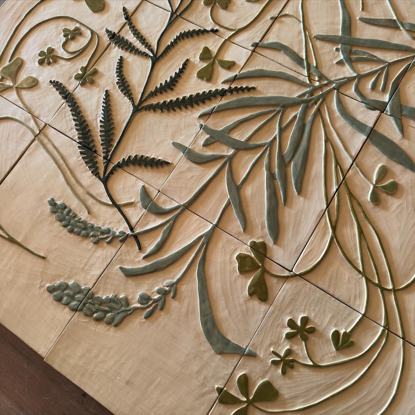 Pour ce tableau qui ira sur une chemin&eacute;e, au centre du foyer, j&rsquo;ai choisi une bardane et de la lavande. La bardane pour sa protection et sa r&eacute;silience, la lavande pour ses vertus de gu&eacute;rison, le tout associ&eacute; aux tr&e