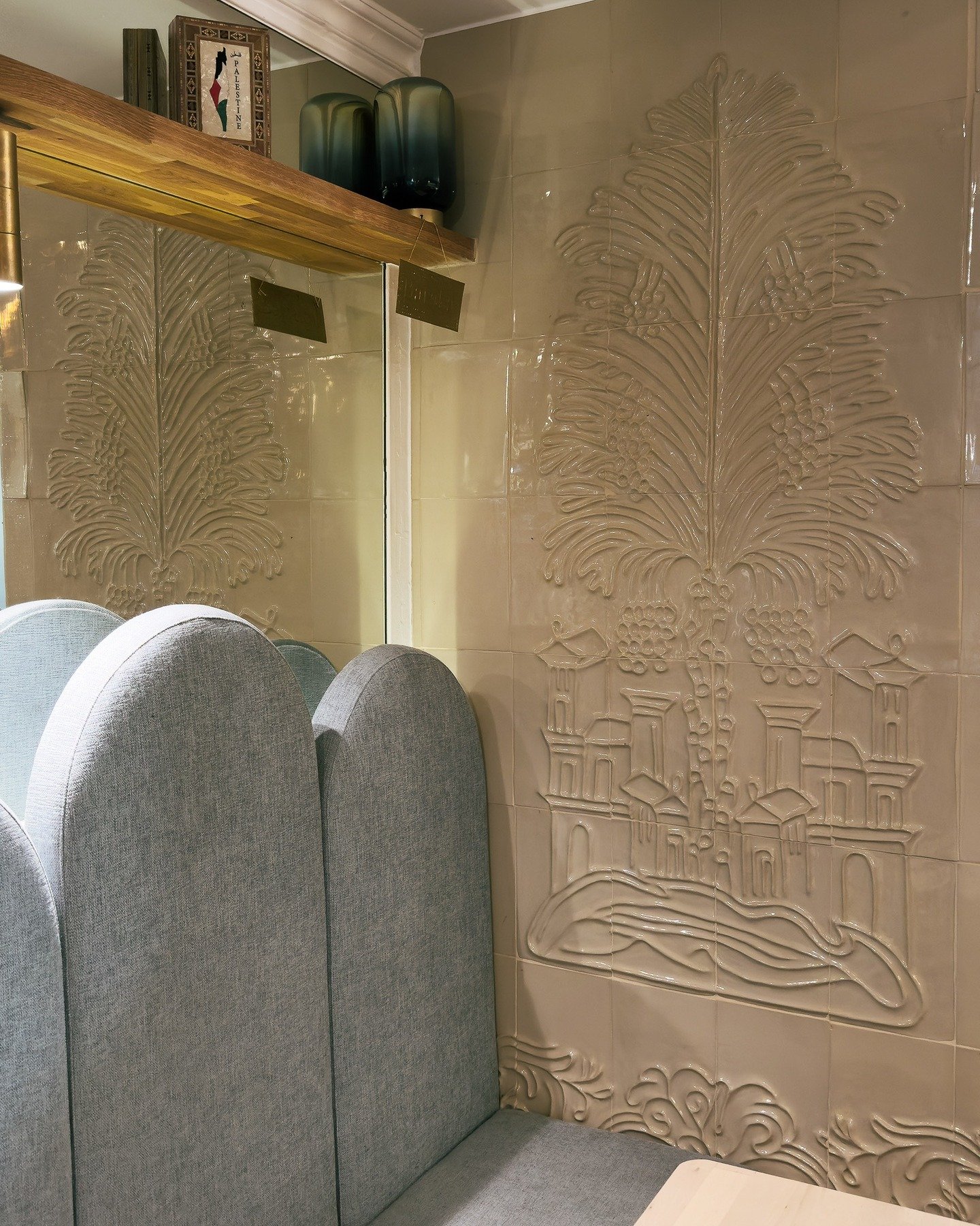 Habillage du comptoir du restaurant @baladi.be avec un d&eacute;tail de la mosqu&eacute;e de Damas, en gr&egrave;s &eacute;maill&eacute;

Architecture d'int&eacute;rieur @camillerossinterior 

#ceramics #design #basrelief #handmadetiles #interiordesi