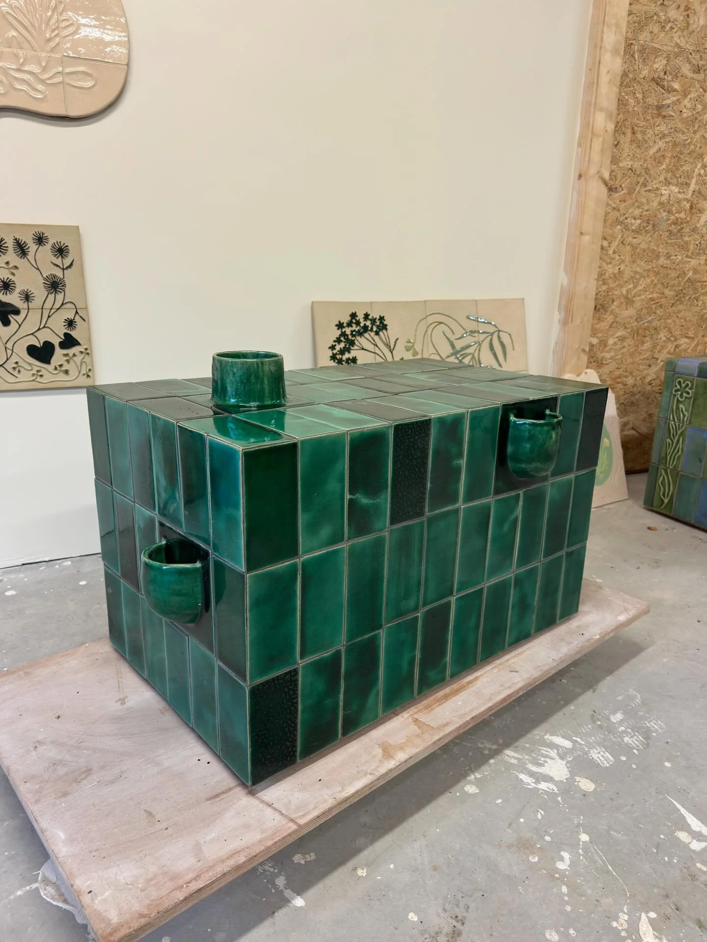 J&rsquo;ai ressorti mes deux tables et mon carnet de croquis pour pr&eacute;parer la suivante, plus grande et avec une option suppl&eacute;mentaire ♟️

Dispos, plus d&rsquo;infos par dm

#tiledtable #ceramicfurniture #ceramics #furniture #handmadetil