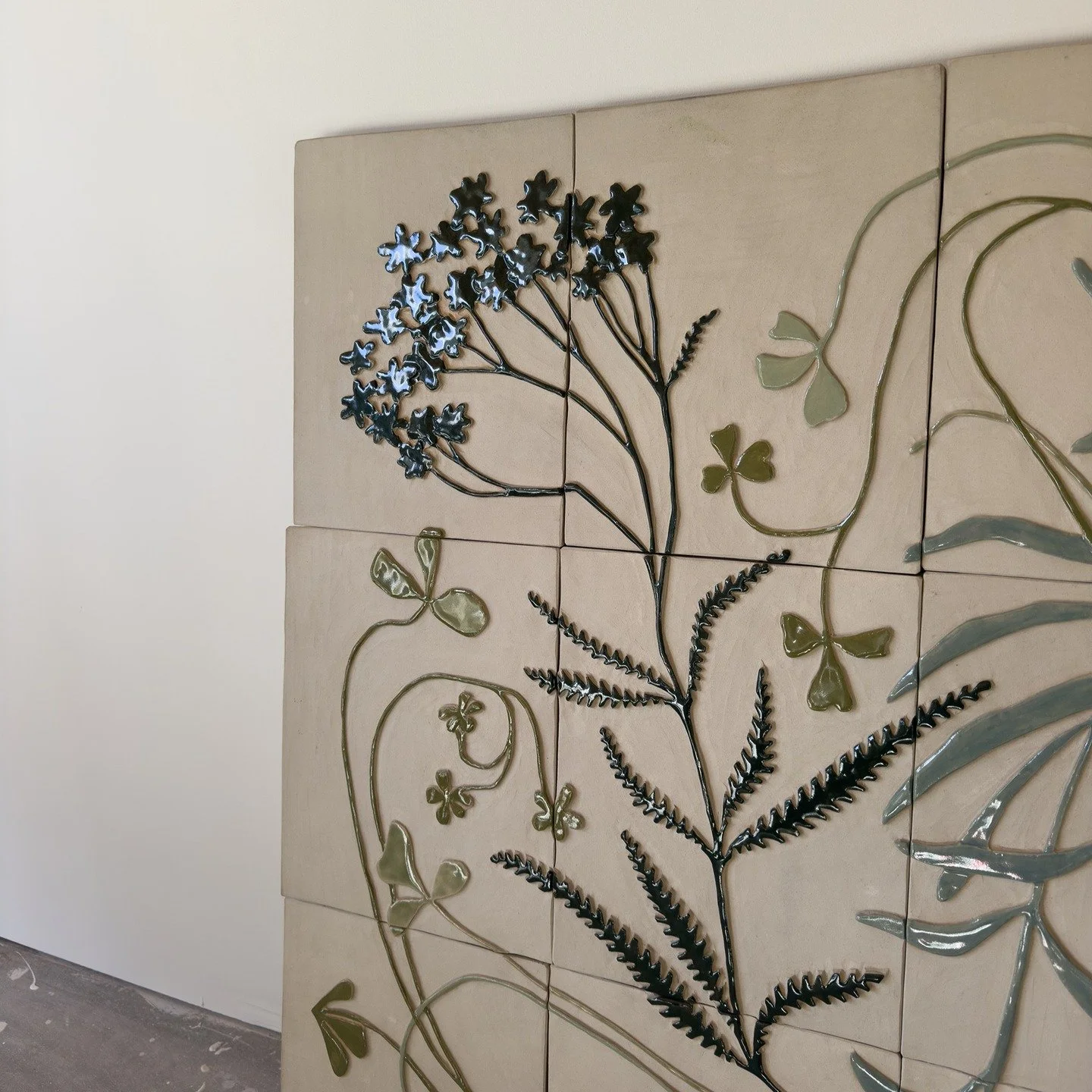 Les derniers rayons du soleil me manquent d&eacute;j&agrave;...

Tableau en bas-relief, gr&egrave;s &eacute;maill&eacute;, avec achill&eacute;e millefeuille, lavande et des tr&egrave;fles 🍀

#basrelief #contemporaryceramics #wallart #ceramics #stone