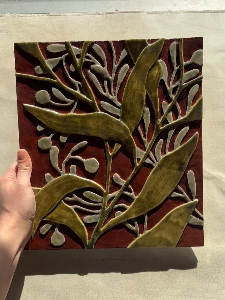 Rien ne vaut une ouverture de four r&eacute;ussie apr&egrave;s des mois de tests 
Gr&egrave;s, &eacute;maux et quelques larmes de joie 

#ceramics #contemporaryart #handmadetiles #wallart #basrelief