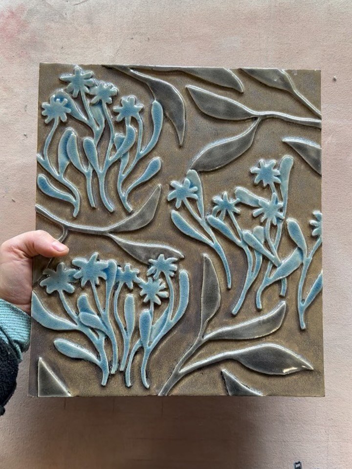 La derni&egrave;re slide c&rsquo;est moi quand je peux enfin aller ouvrir mon four

Gr&egrave;s, &eacute;mail et le retour du soleil 

#ceramics #walldecor #interiordesign #contemporaryart