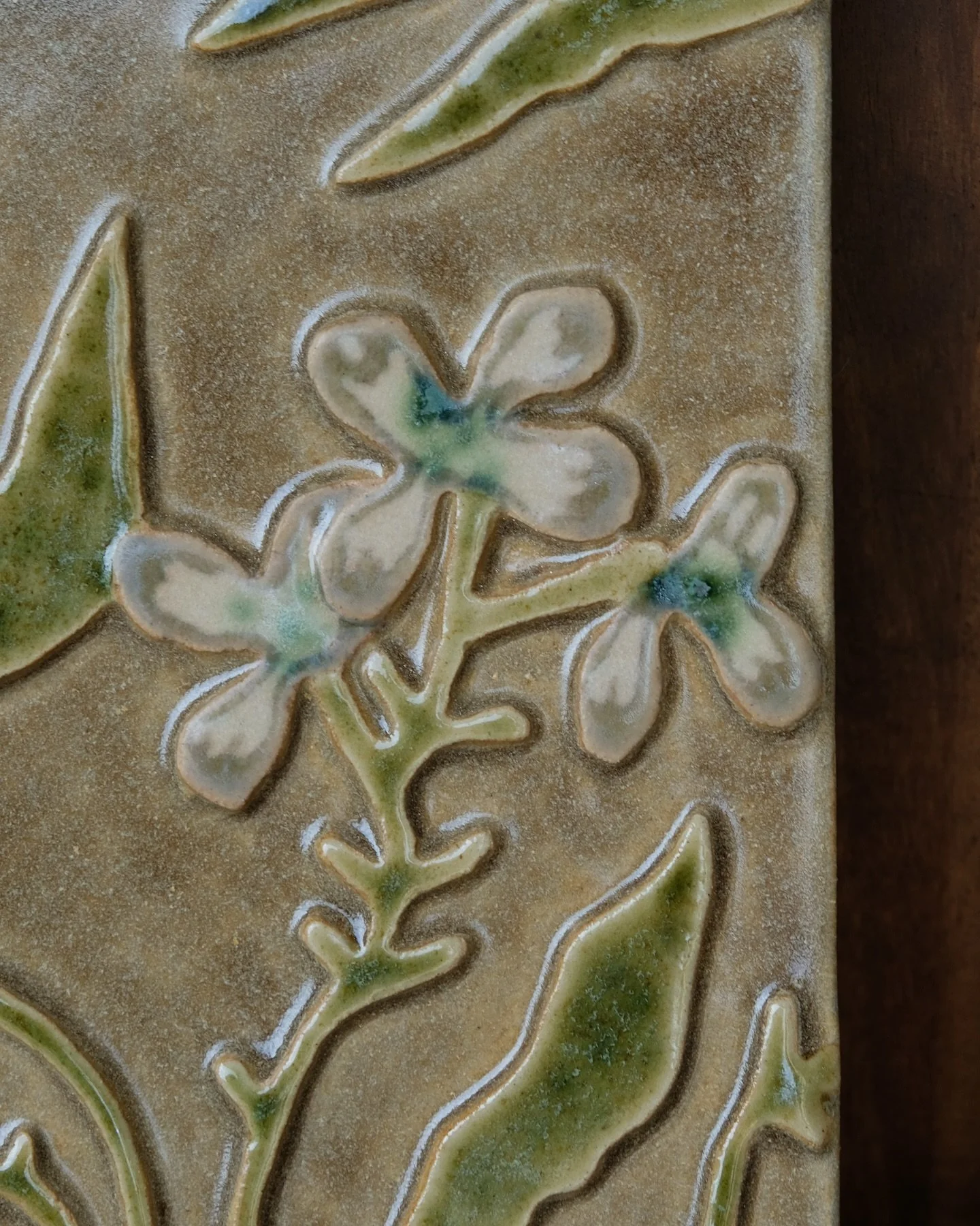 Semi-mattes and glossy glazes on stoneware, copper oxide accents

Would love to see this one on a wall or cabinets !

#interiordesign #contemporaryceramics #basrelief #homedecor #mural