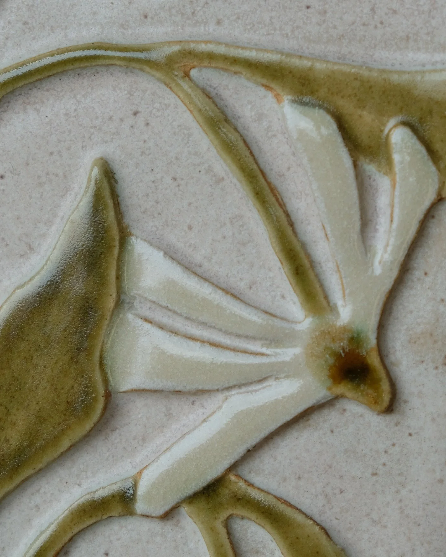 Another glaze sample, carved stoneware 🌼

#ceramics #homedecor #handmadetiles #interiordesign #glazes
