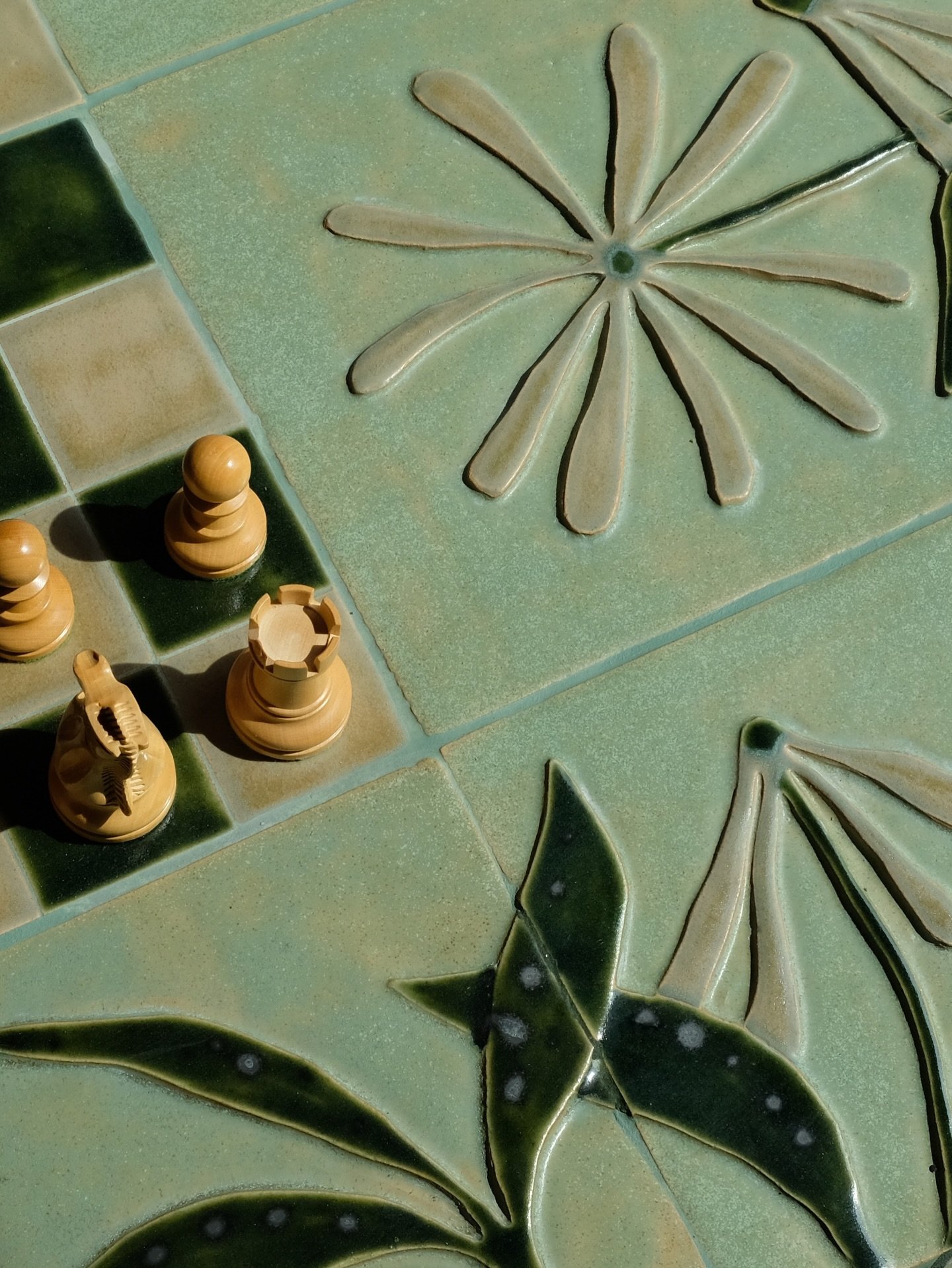 Custom chess table 
Ceramic bas-relief, glazed stoneware on a wooden structure 
103cm L x 85cm l x 46cm H

#chesstable #interiordesign #ceramictable #contemporaryceramics #customdesign