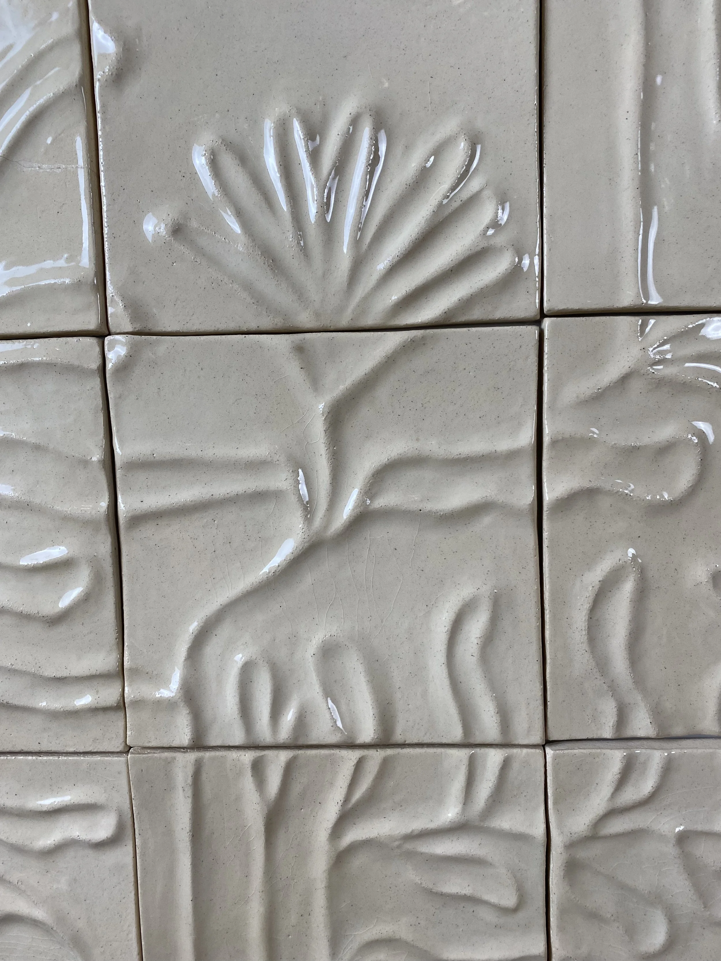 Carreau en céramique avec motif de plantes en relief