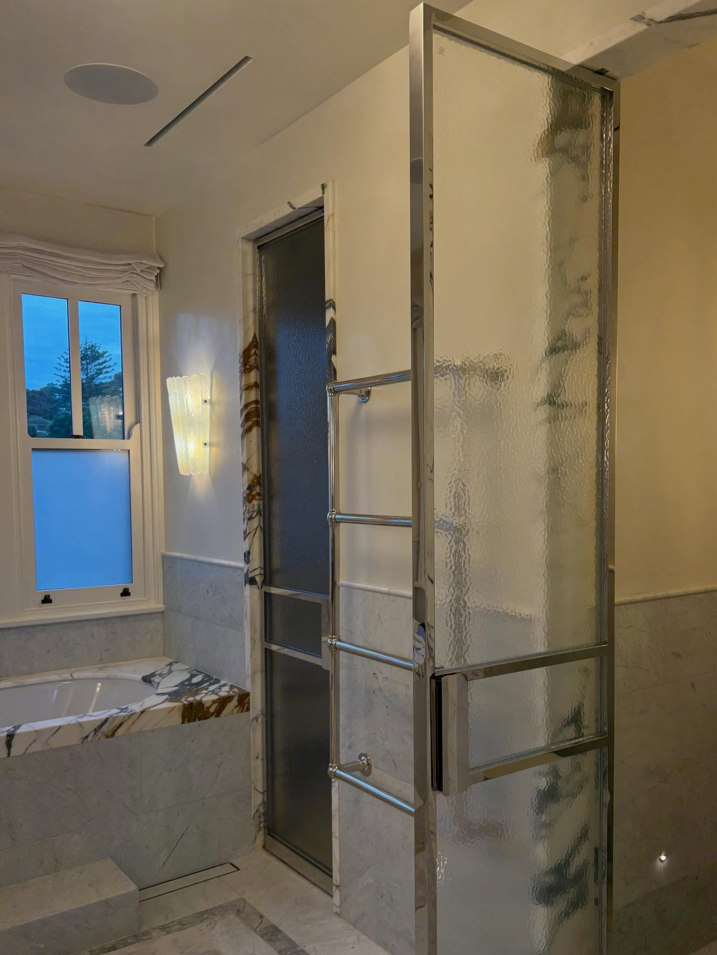 A statement piece crafted from Mirror Finish Stainless Steel and Cathedral Glass.
 

#steeldoors #interiordesign #pivotdoor