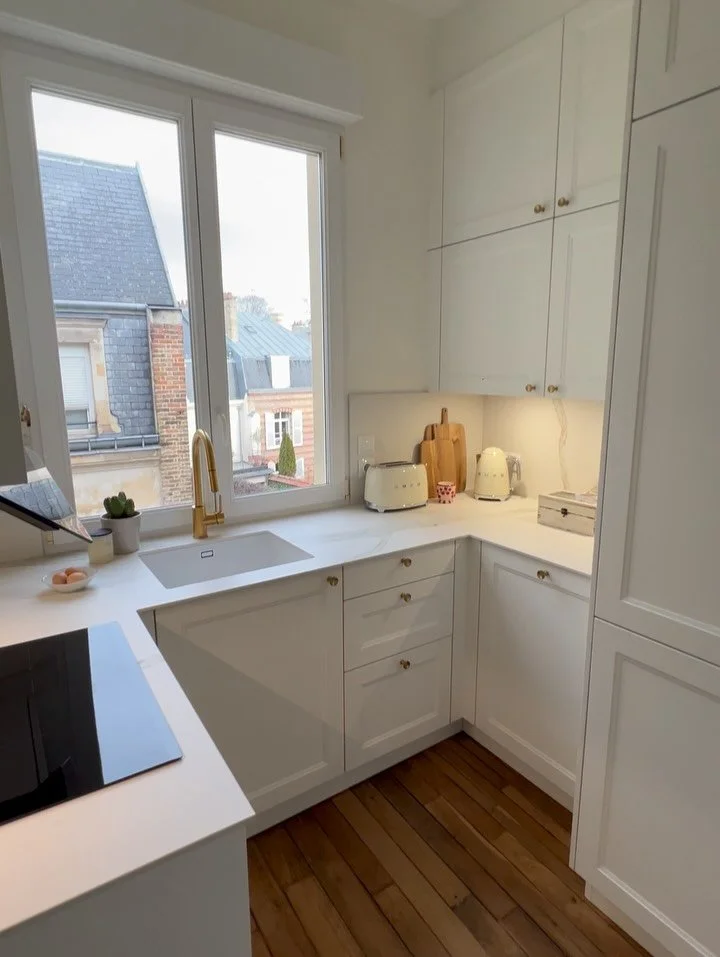 Quand le blanc rencontre l&rsquo;or et la mati&egrave;re&hellip; ✨
Blanc &agrave; cadre, poign&eacute;es dor&eacute;es et plan en c&eacute;ramique vein&eacute;e : le combo parfait pour une cuisine &eacute;l&eacute;gante et intemporelle.

Et vous, que