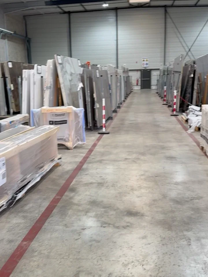 Tu crois avoir du choix pour ton plan de travail ?
Attends de voir &ccedil;a&hellip;

Bienvenue dans le d&eacute;p&ocirc;t @cosentino_france 🤯

Des dizaines, voire des centaines de plaques&hellip;
c&eacute;ramique, pierre, effets marbre, textures ul