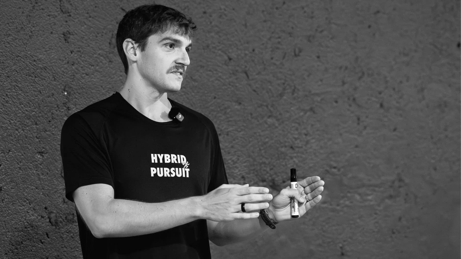 João Almeida, Head Coach da Hybrid Pursuit, explica princípios técnicos durante um curso de treino híbrido.