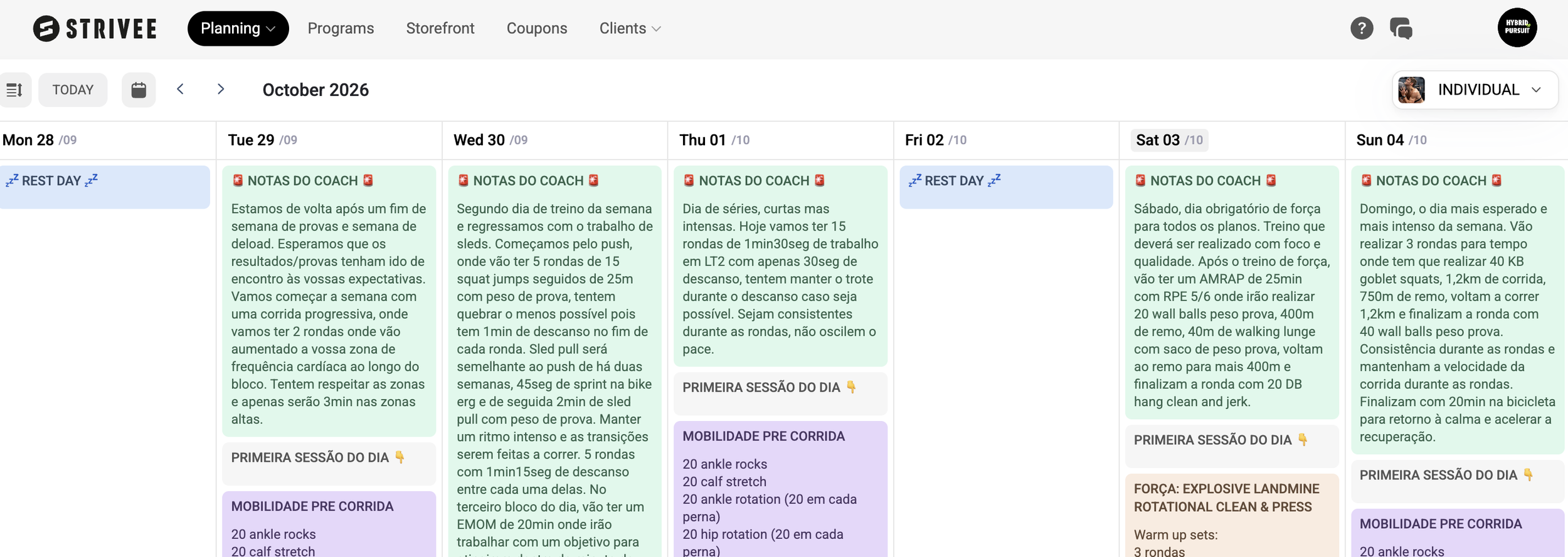 Exemplo de programação semanal da Hybrid Pursuit na app Strivee, com sessões leves, intermédias e intensas. Bem como notas de dicas dos coaches.