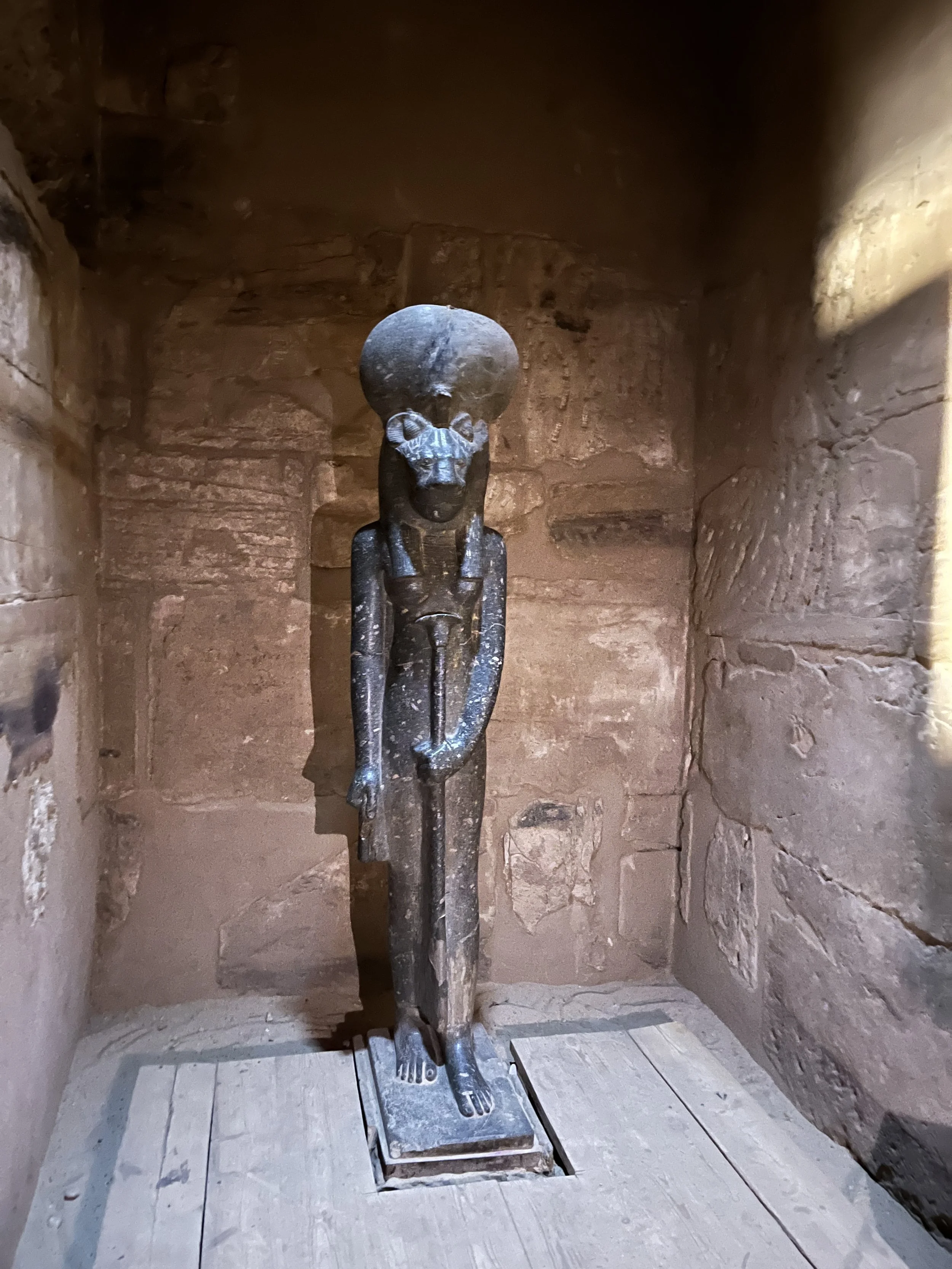 Image of a black statue of goddess Sekhmet inside the Karnak temple in Luxor
