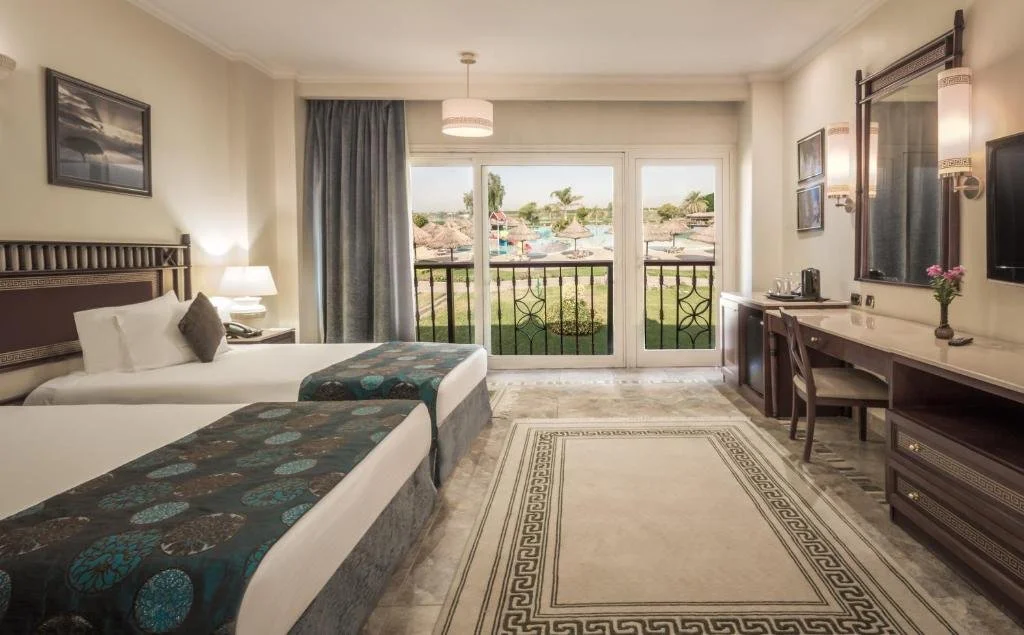 Room with double twin beds in Jolie Ville hote