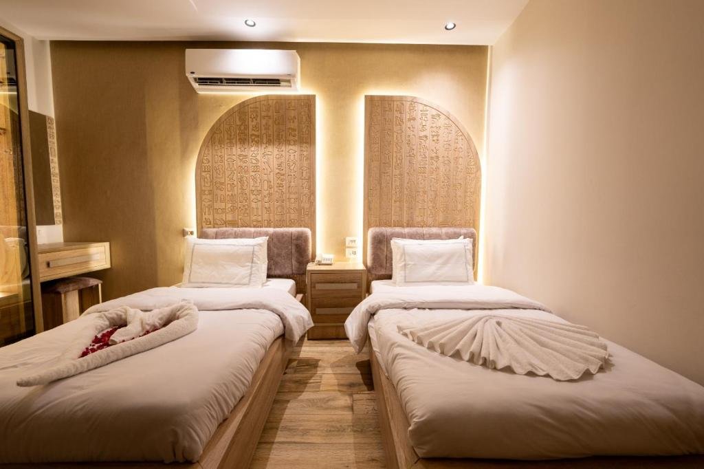 Room with double twin beds at Royal Grand Pyramid Inn in Cairo