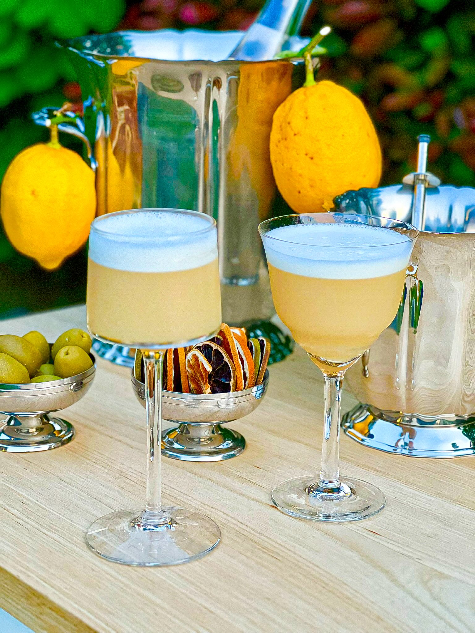 cocktails sur mesure posés sur un bar mobile à louer pour des évènements uniques - animation cocktail avec recettes personnalisés et cocktails signatures