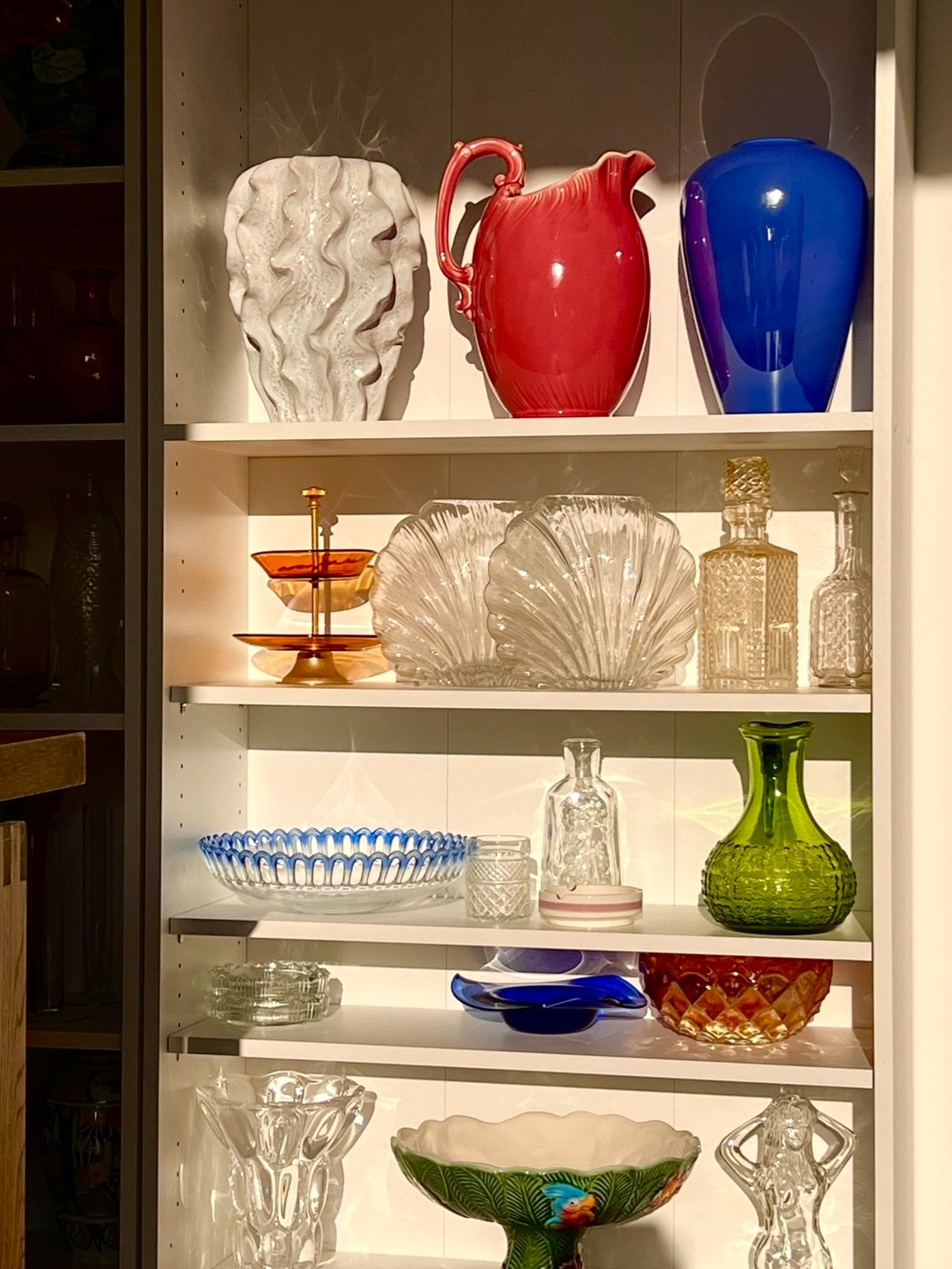 Location de décorations colorées à Paris et Ile de France. Vaisselles, pichets, vases et brocs vintage, de seconde main à louer pour mariage, anniversaire et évènements.