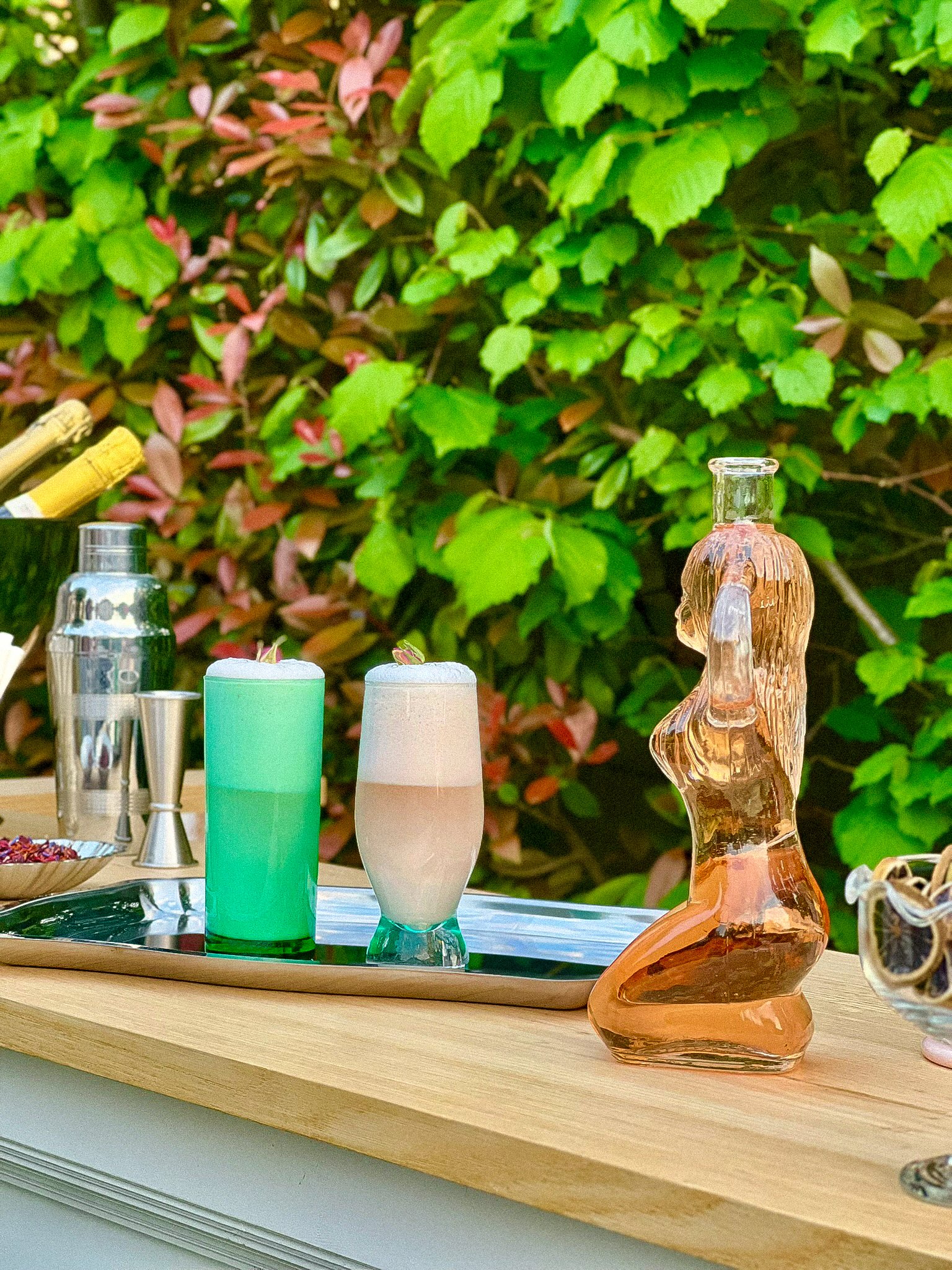 Verres à cocktails sur un bar mobile personnalisable avec une carafe. Location de matériel de bar pour évènement.