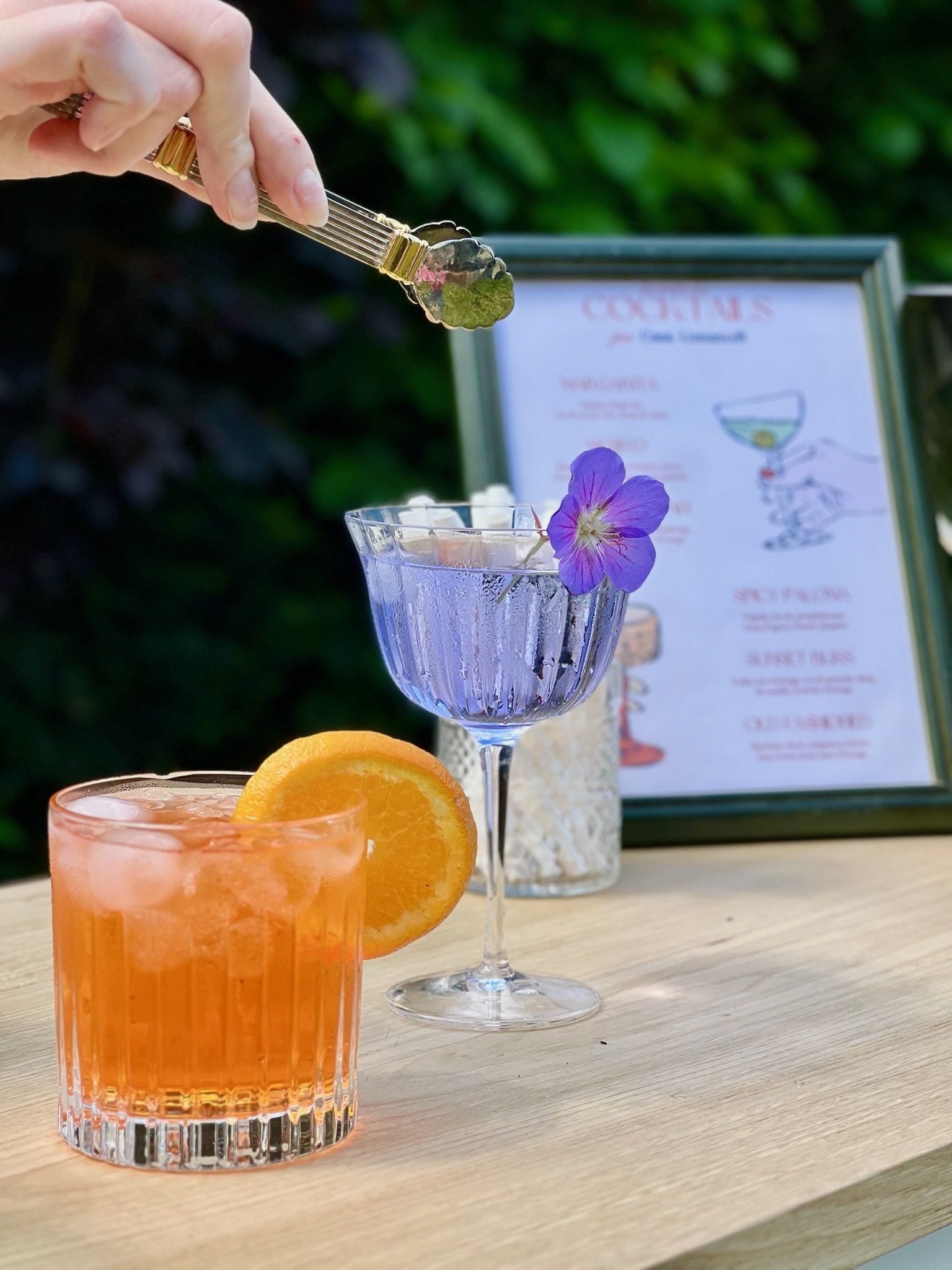 cocktails sur mesure posés sur un bar mobile à louer pour des évènements uniques - animation cocktail avec recettes personnalisés et cocktails signatures