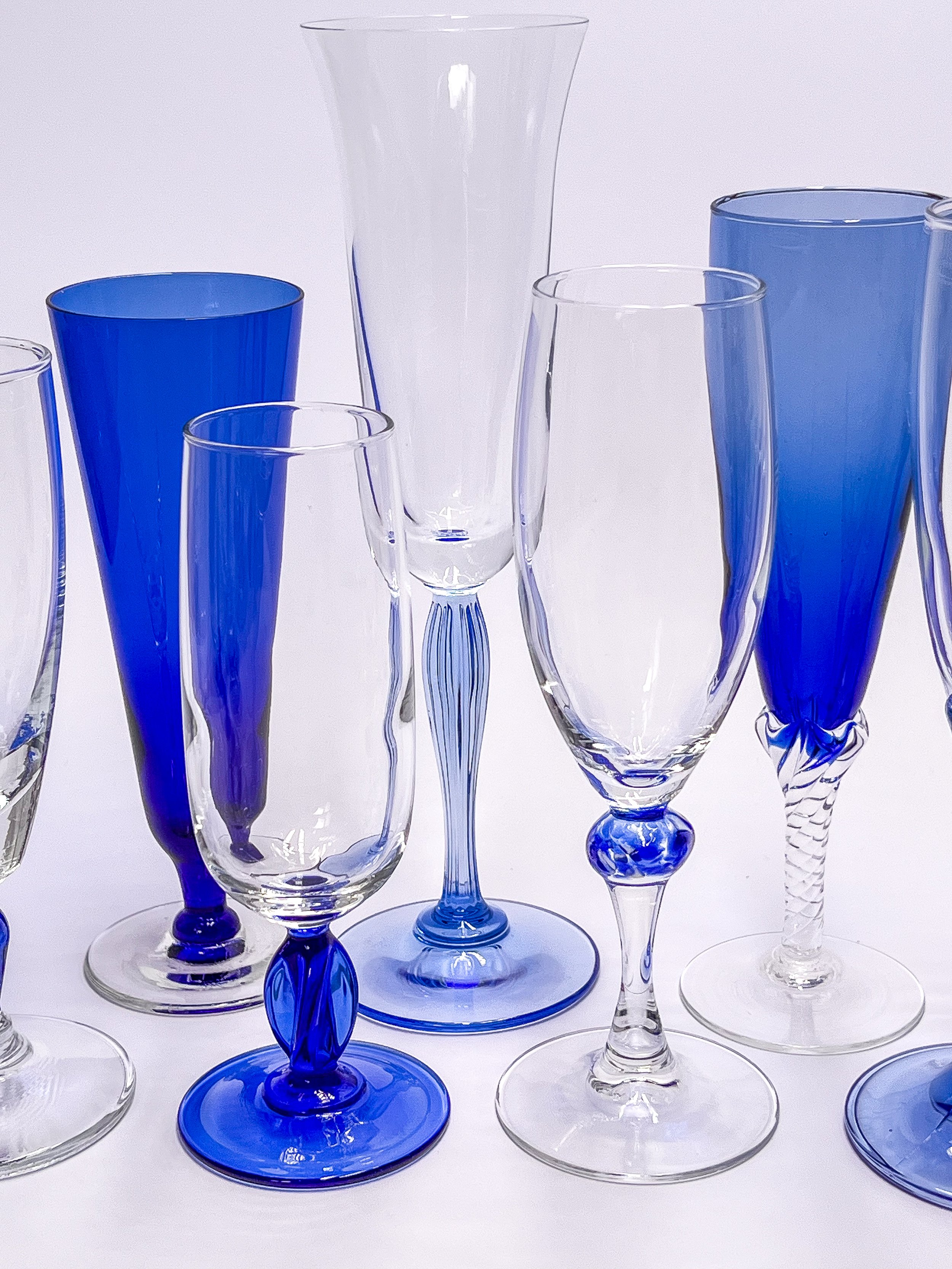 Verres bleus, coupes de champagne bleues, verres à cocktails et verres à vin bleus. Assortiment de verres vintage à louer à Paris et Ile de France