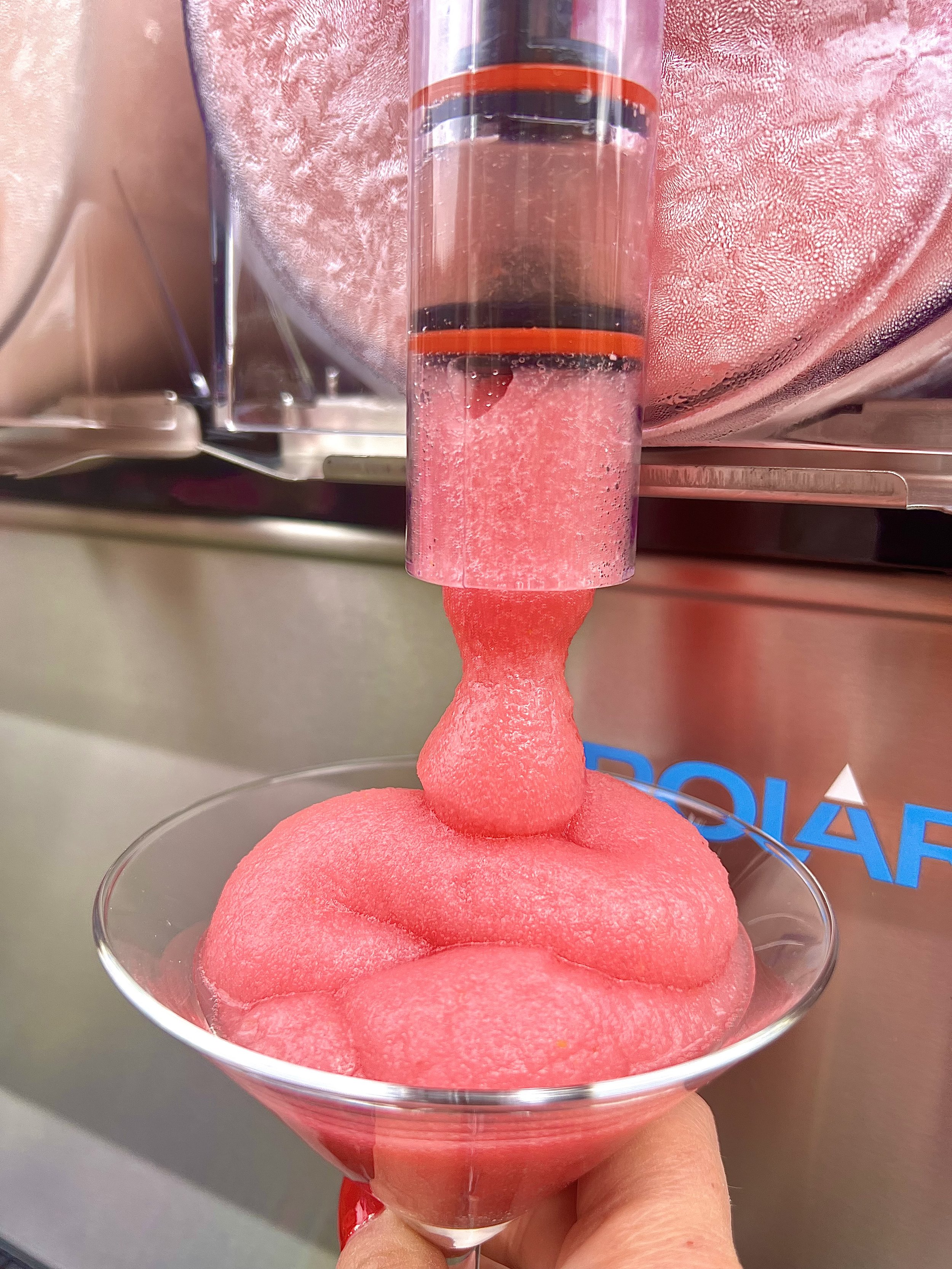 Machine à frozen qui réalise un cocktail frozen glaçé pour une animation unique pour un évènement - frozen bar à cocktails pour prestation évènementielle
