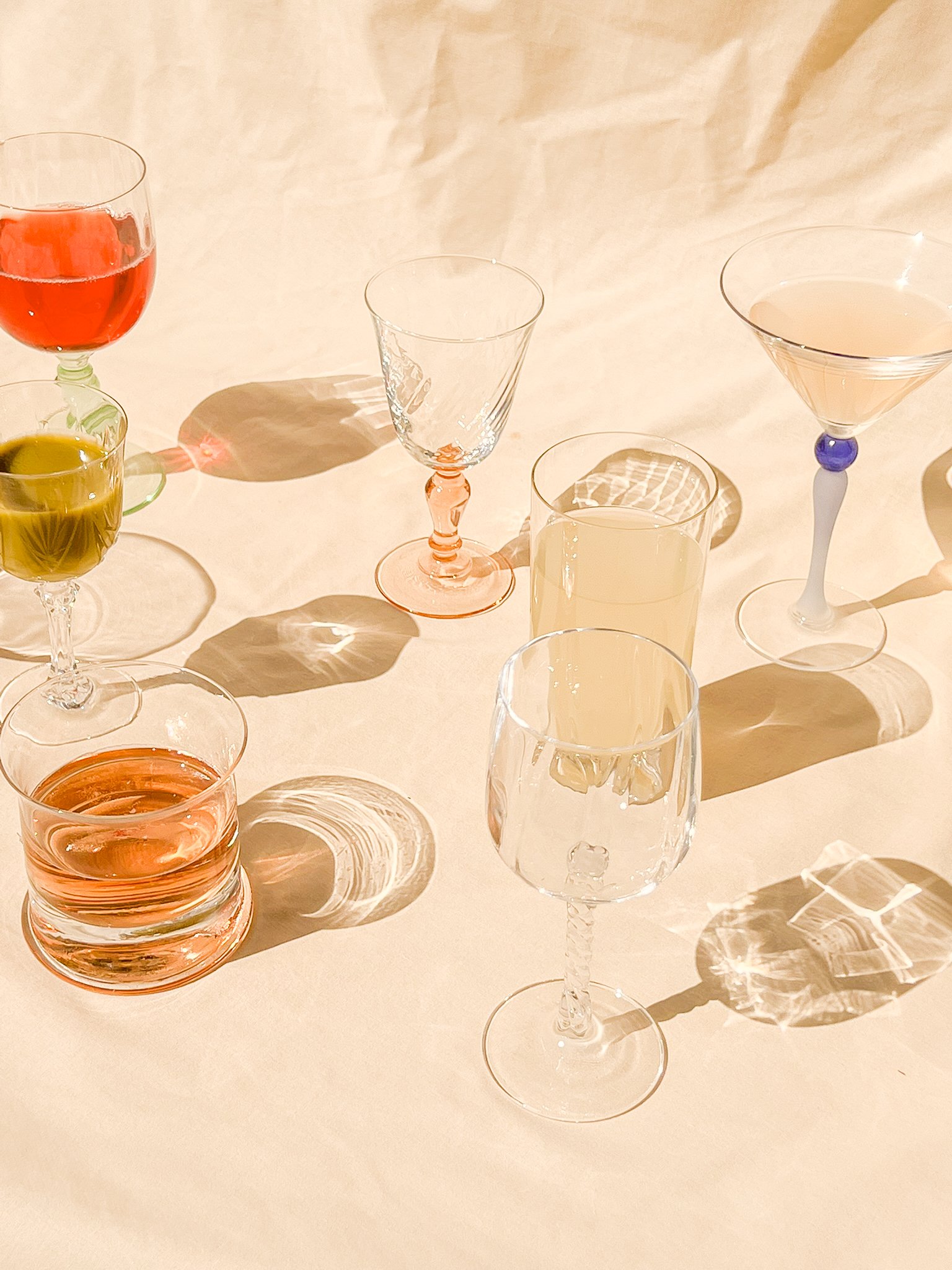 Verres colorés à louer pour évènement, anniversaire ou mariage. Verres à louer pour table colorée. Location coupes champagne à Paris et Ile de France. Location verres dépareillés pour mariage et anniversaire