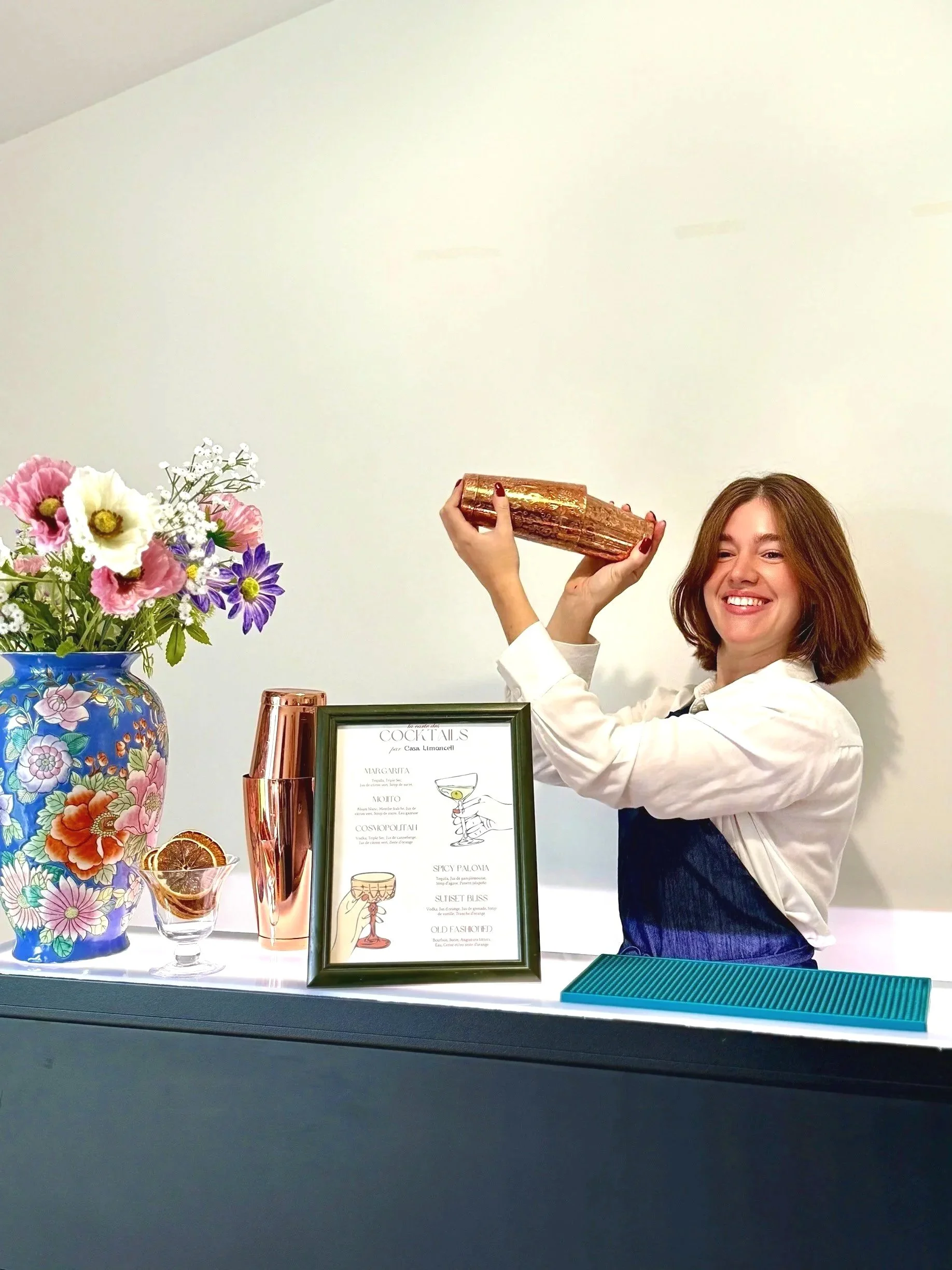 Prestataire bar pour soirées privées avec cocktails personnalisés mariage anniversaire pot de départ EVJF lancement de produit Atelier mixologie pour entreprise, team building et événement BtoB