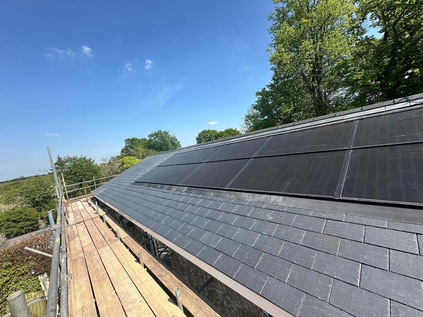 We&rsquo;ve been working on a lovely slate roof at a friend&rsquo;s property in Wokingham.

This project includes:
✅ Solit In-Roof panels &ndash; for a clean, integrated finish
✅ ARC box &ndash; installed for fire safety around key details
✅ Stunning