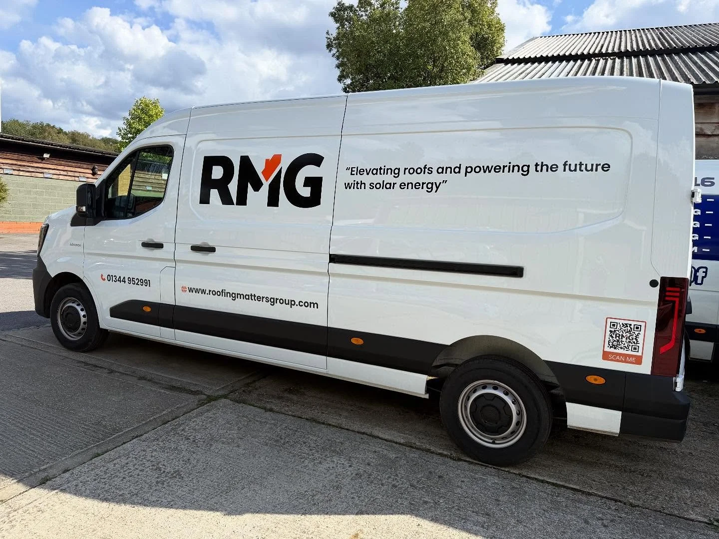 Great to bring some fresh talent into the team and even better, a brand-new van for the boys to work out of. Another step forward as we keep growing and raising the standards @rmg_ltd_ 

#RoofingMattersGroup #RMG #RoofingLife #NewVanDay #TeamRMG #Roo