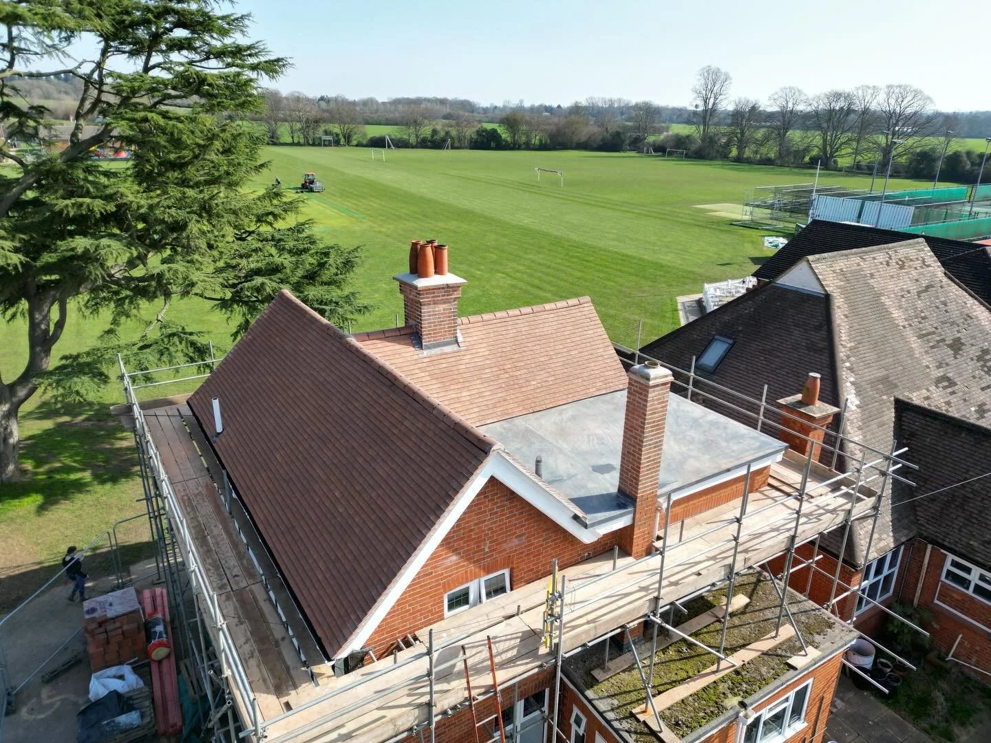 Fresh roof renewal completed for Walgrave Parish Council.

Installed using Val de Seine clay tiles by Edilians.

Quality product. Clean installation. Fantastic finish.

Always proud to deliver roofing projects for local parish councils and community 