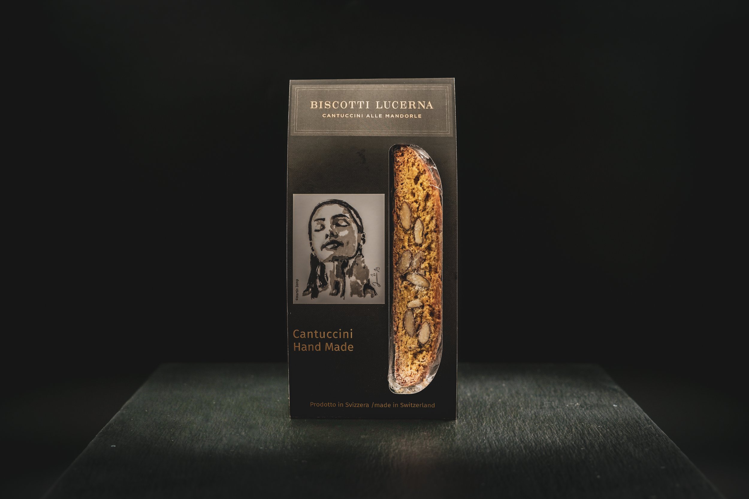 Packung mit handgemachten Cantuccini aus der Schweiz, Marke "Biscotti Lucerna".