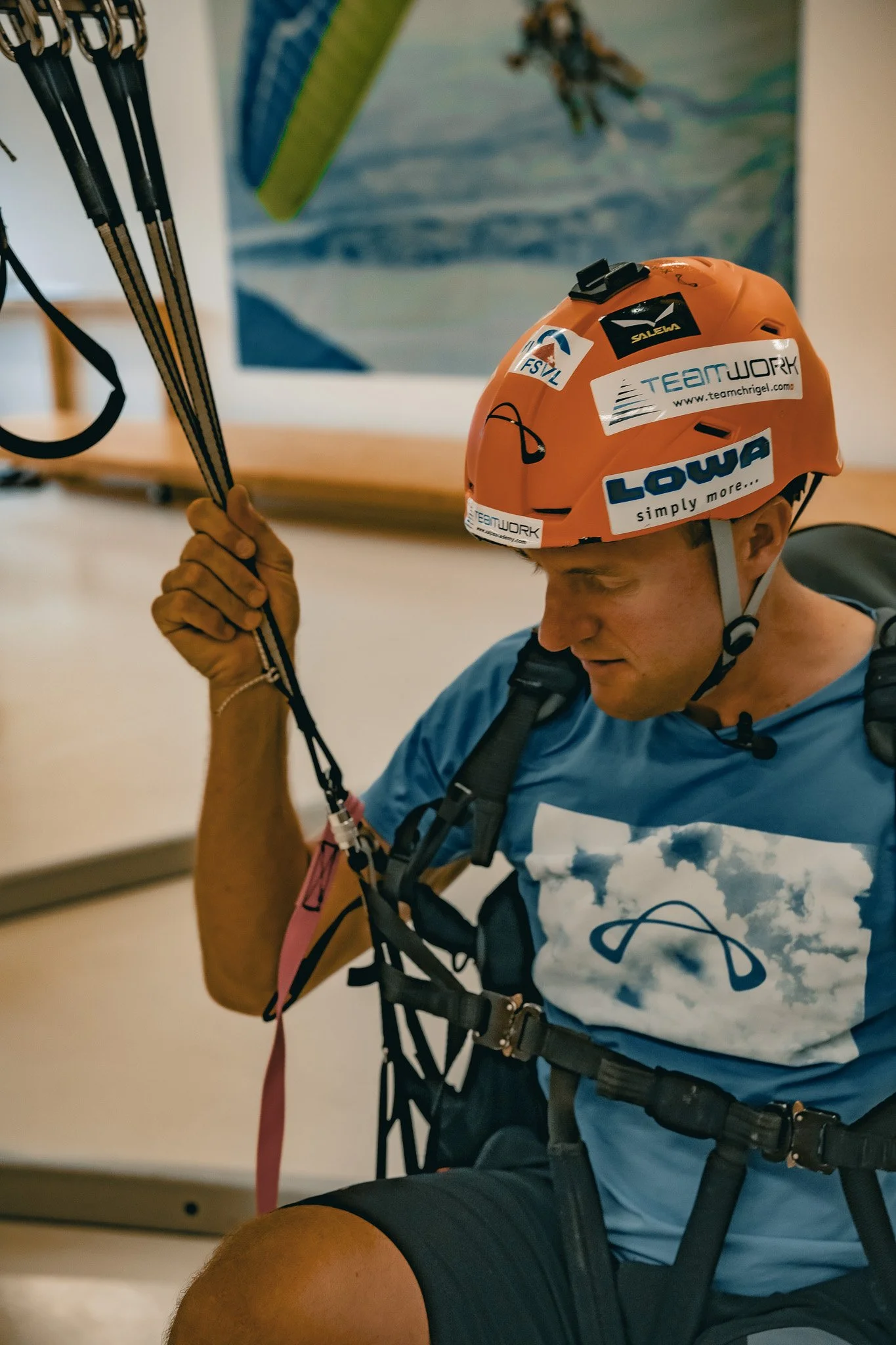 Chrigel Maurer mit Helm bereitet sich auf das Paragliding vor.