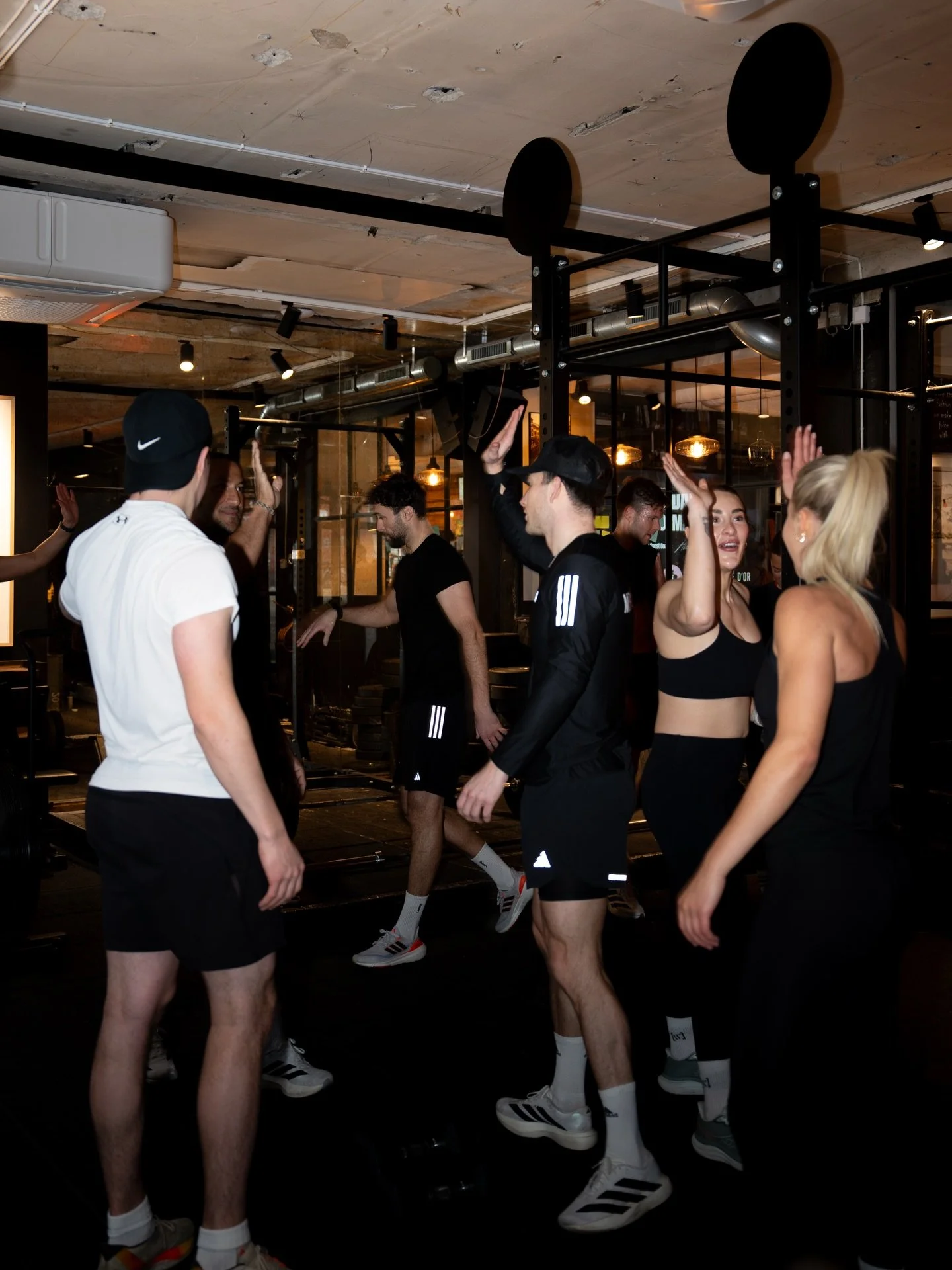 A room full of people who showed up, pushed through, and raised the standard together. ⚡️ Bringing people closer to real performance culture. #ateksportsclub

🏋🏽&zwj;♂️: @akorahim 
📸: @hannatheshooter_