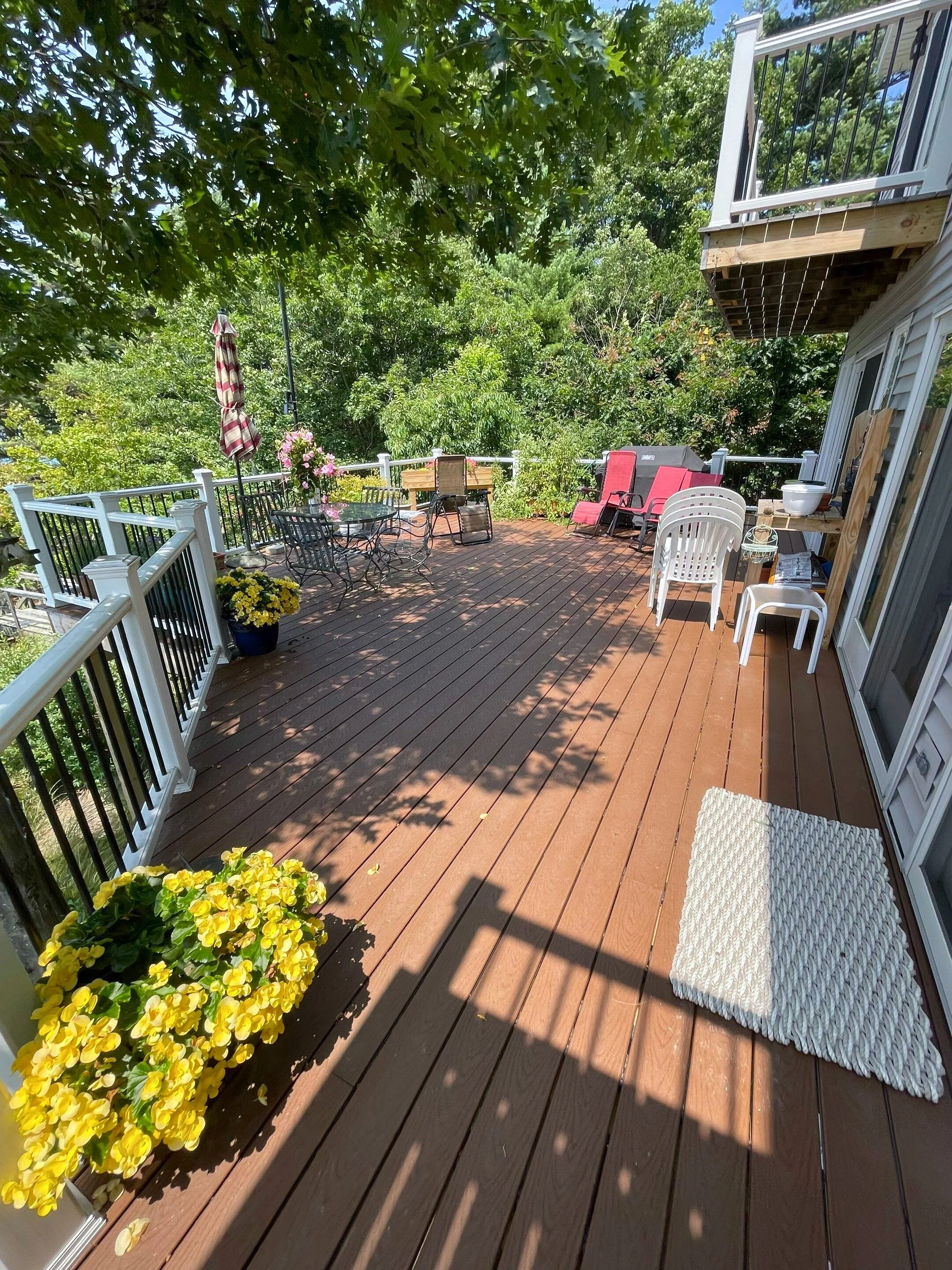 This stunning 3-story @trexcompany deck sits right on the lake — built with 95% recycled materials for beauty that’s also sustainable. 
We’re proud to create projects that last while helping protect the planet.