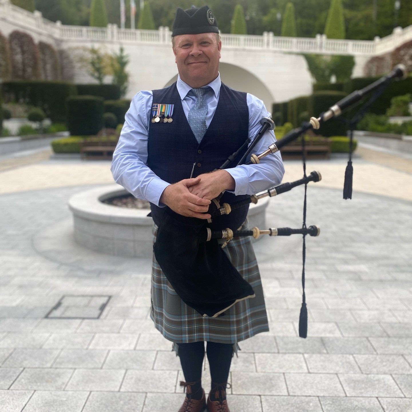 #ceremonial #piedpiper #supreme 
Bagpiper @oceallaigh_piping 
The perfect #calltoattention 📣

@seagency1