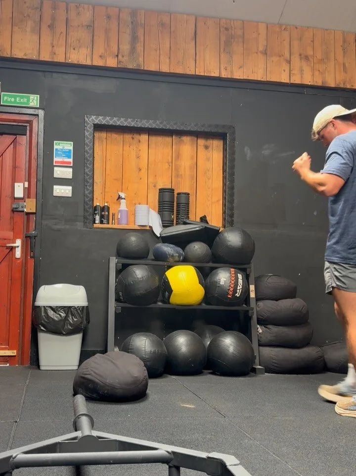 Training week 🫀 18th - 24th August 
Totals - 15 x sessions
15 hours training total🏃70km 🏋️ x4 

Monday
Easy 10km + Full body strength

Tuesday
8x1 km thresholds + z2 row/ski 1 hour

Wednesday
Full body strength + 30 mins z2 row + easy 8km

Thursda