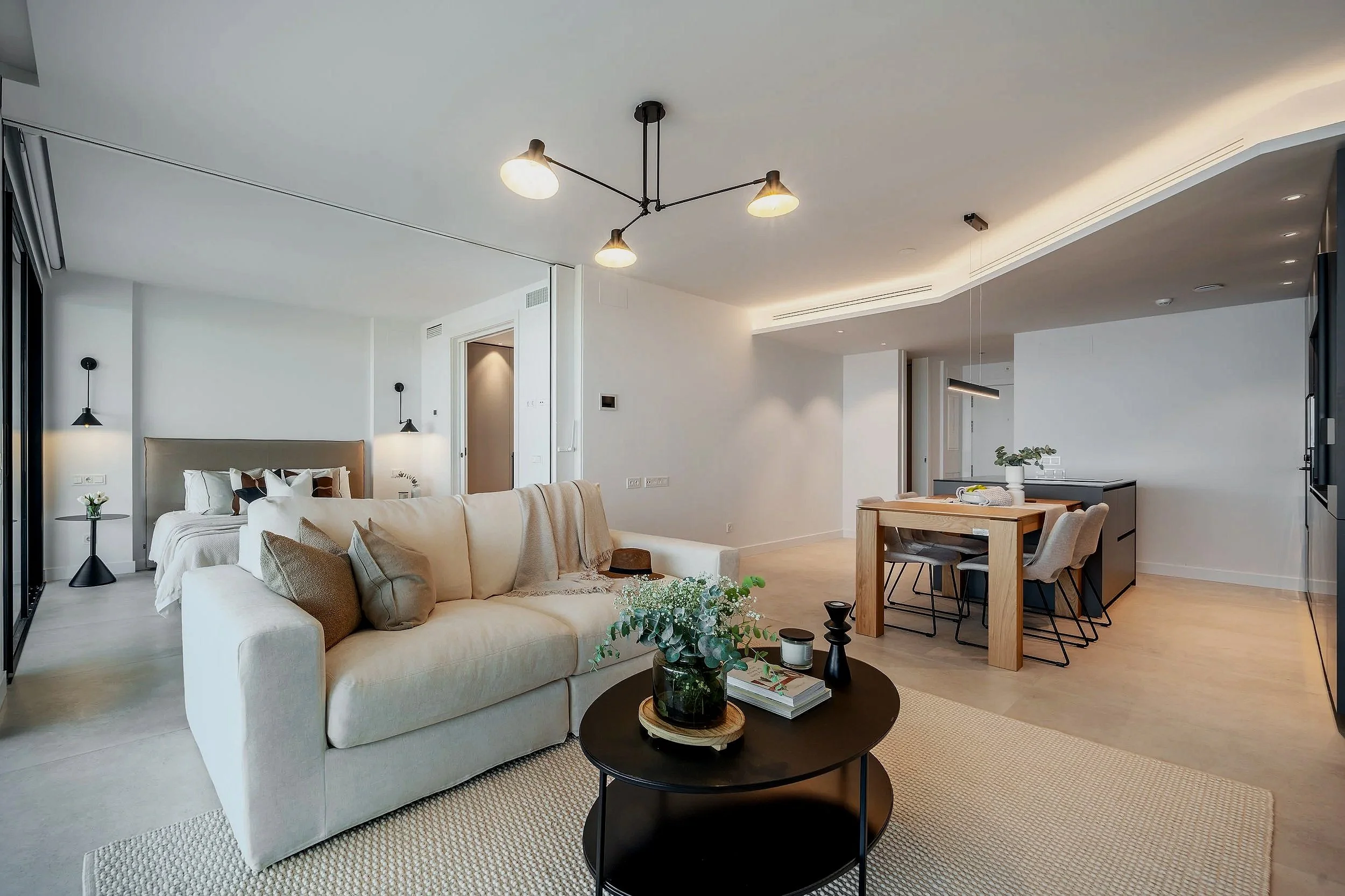Salón de apartamento en Higuerón Resort, Benalmádena — decoración mediterránea contemporánea por Sestra Home