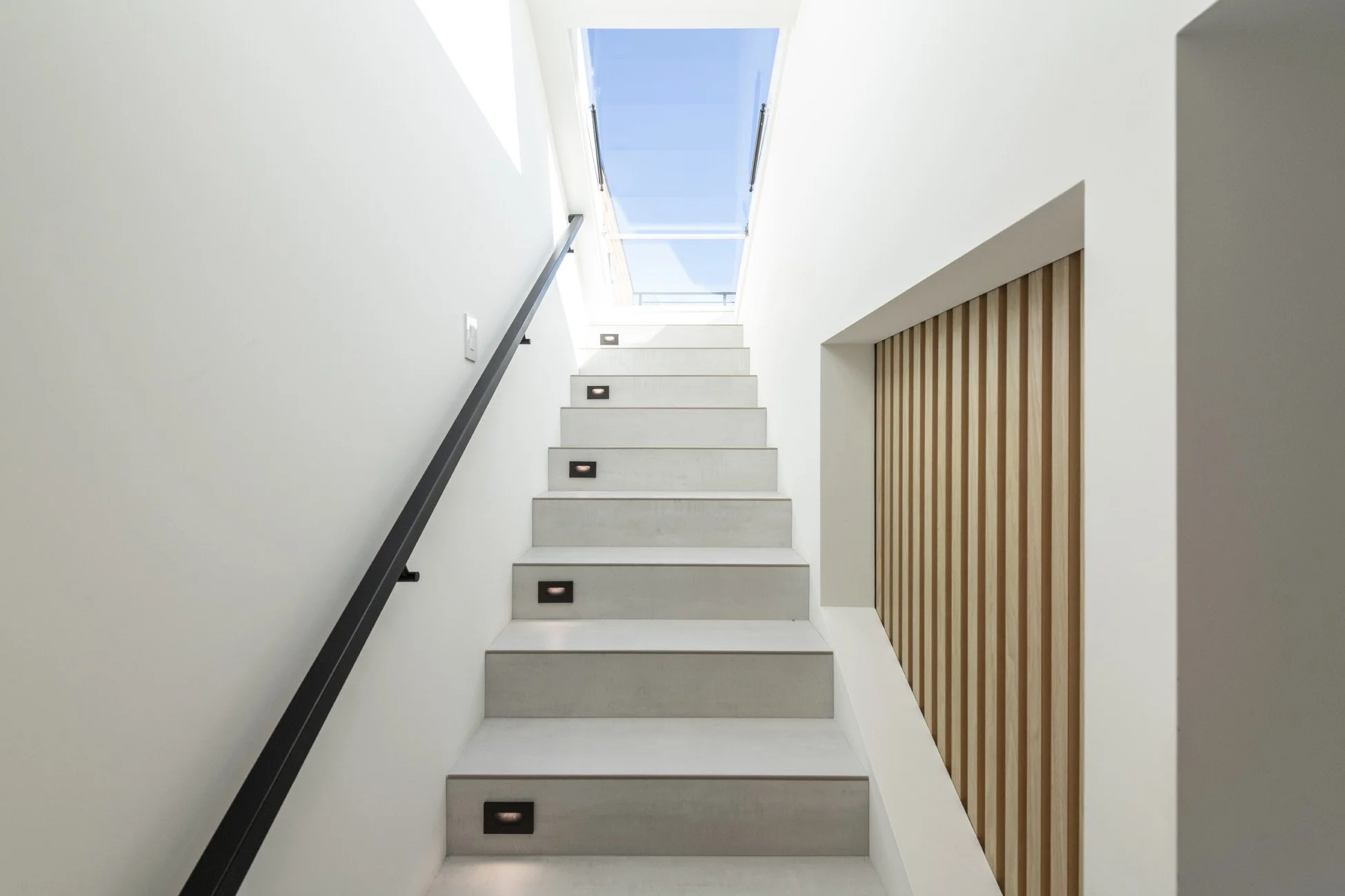 89_upper_stairwell.jpg