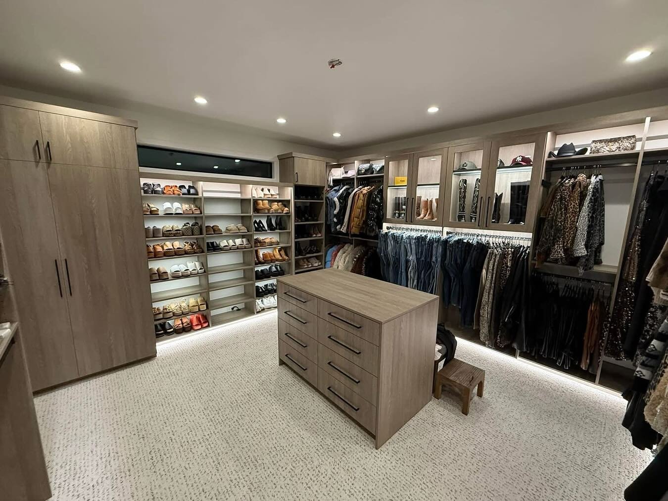 Maximize every inch of your space with our custom-made closets! Designed to fit your unique needs, this closet provides stylish storage solutions for all your clothing, ensuring everything has its place. Say goodbye to clutter and hello to organizati