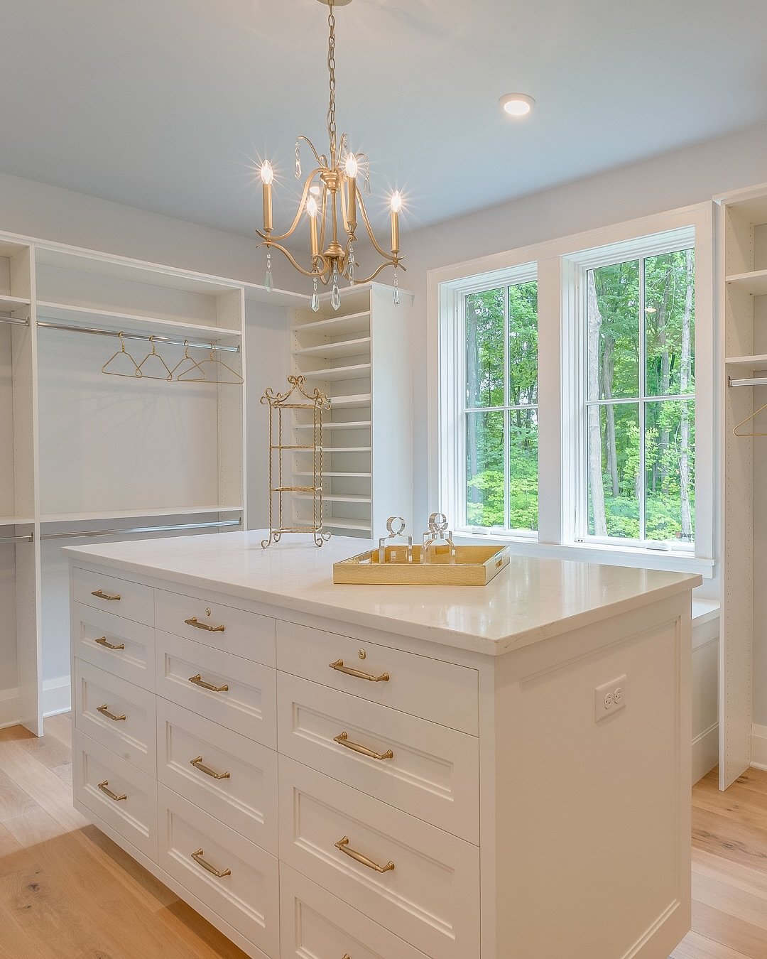 Yes, closet islands are a thing... and they&rsquo;re DREAMY! 😍