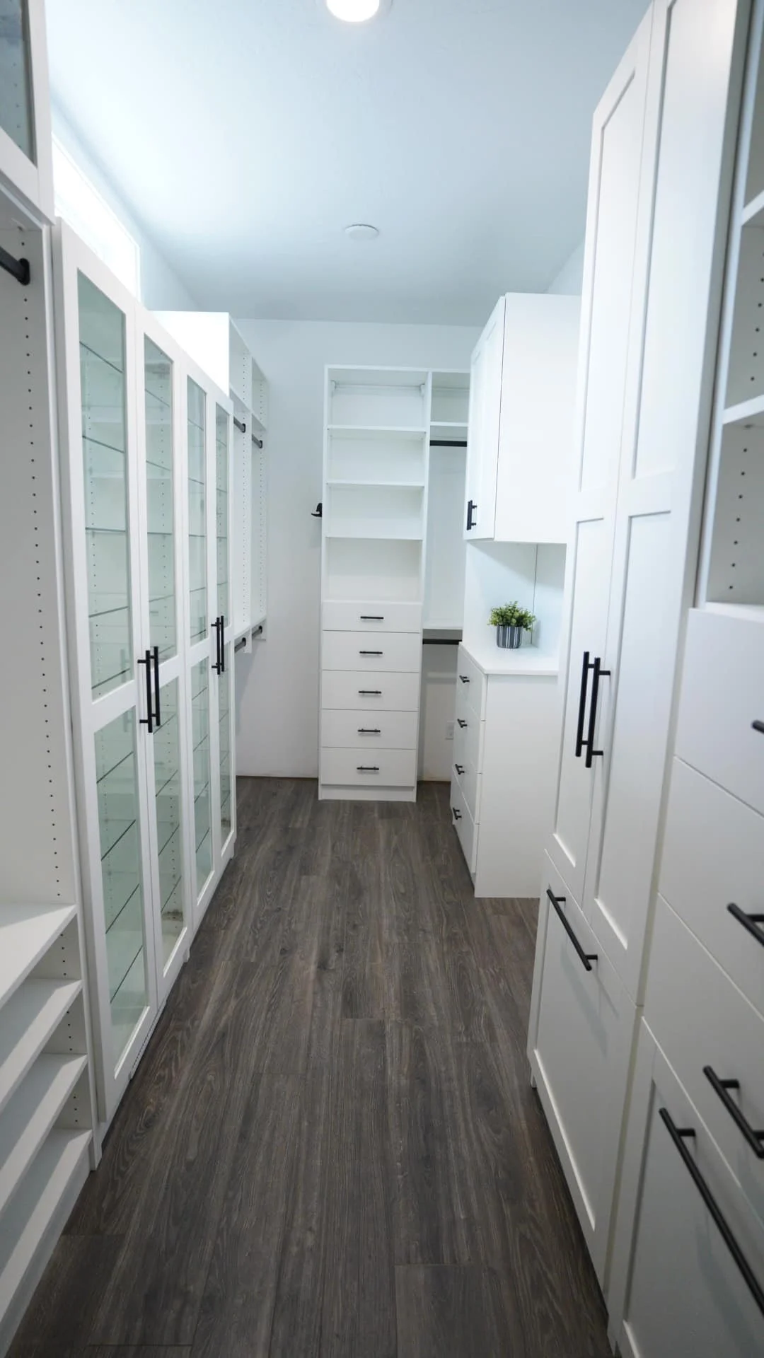 Customized Closets for Apartments in Manhattan: Luxury Storage Solutions for Modern City Living