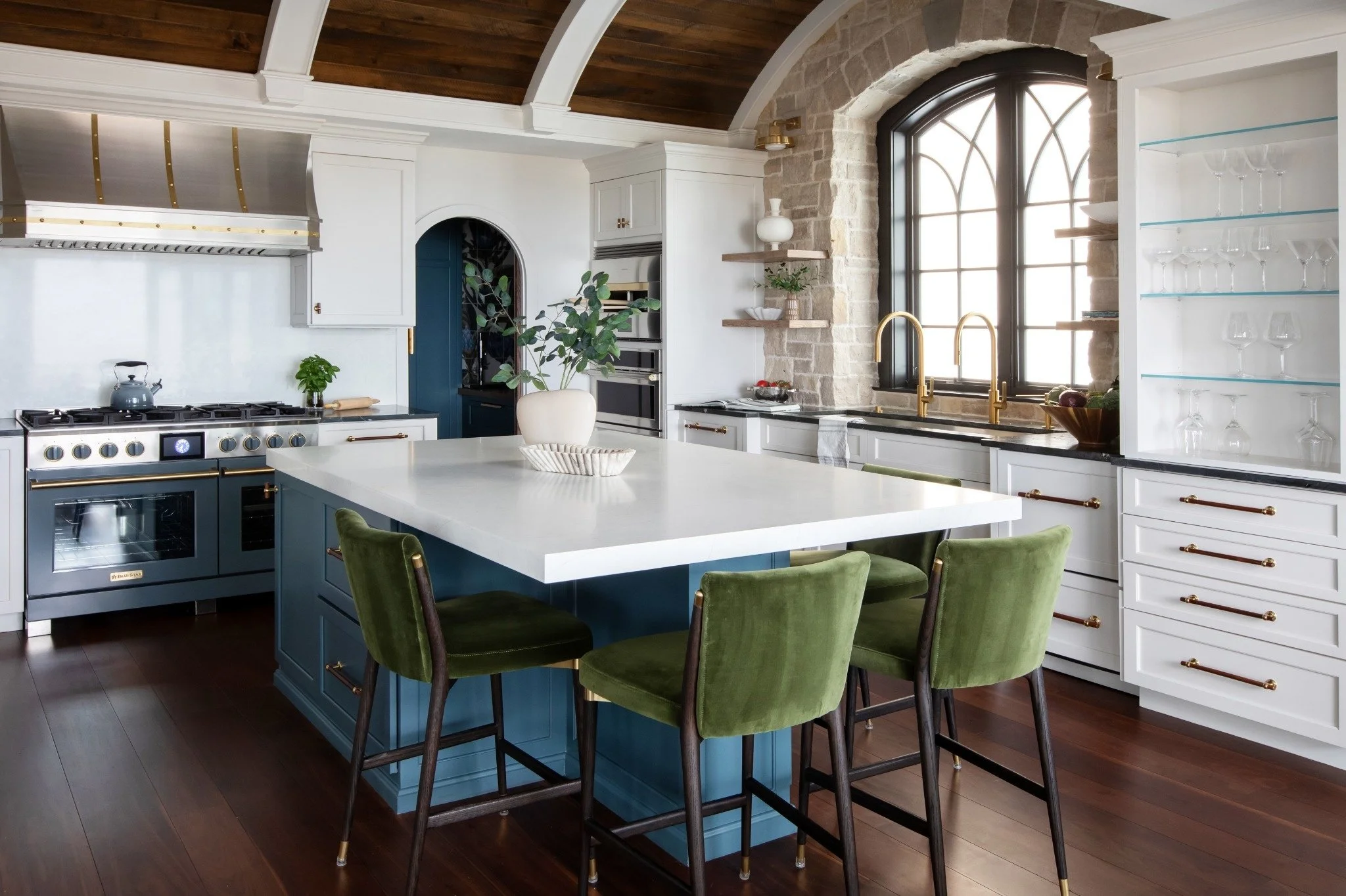 INT05+_+Timeless+Arches,+Modern+Craftsmanship_03_under10MB.jpg