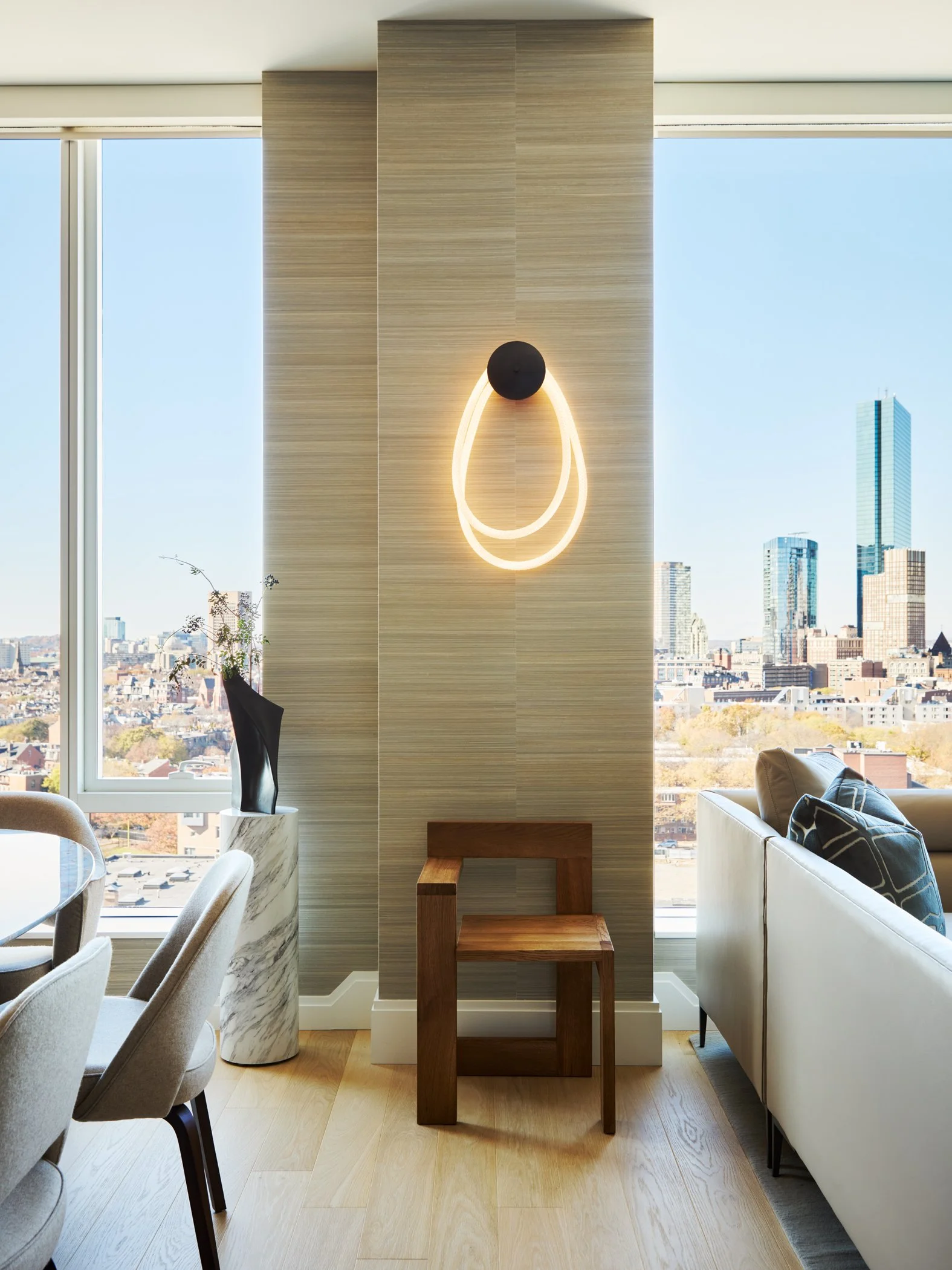 INT08_Sklyine_Sophistication_Dining_05.jpg