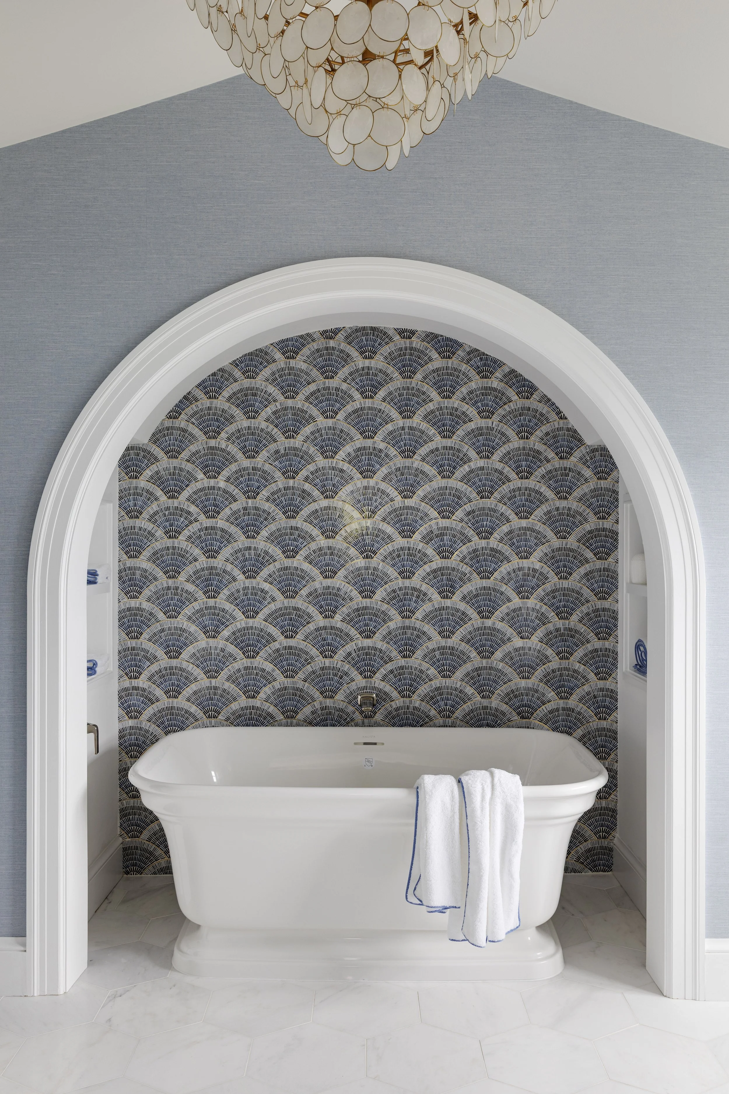 INT06_TimelessCoastalBath_01.jpg
