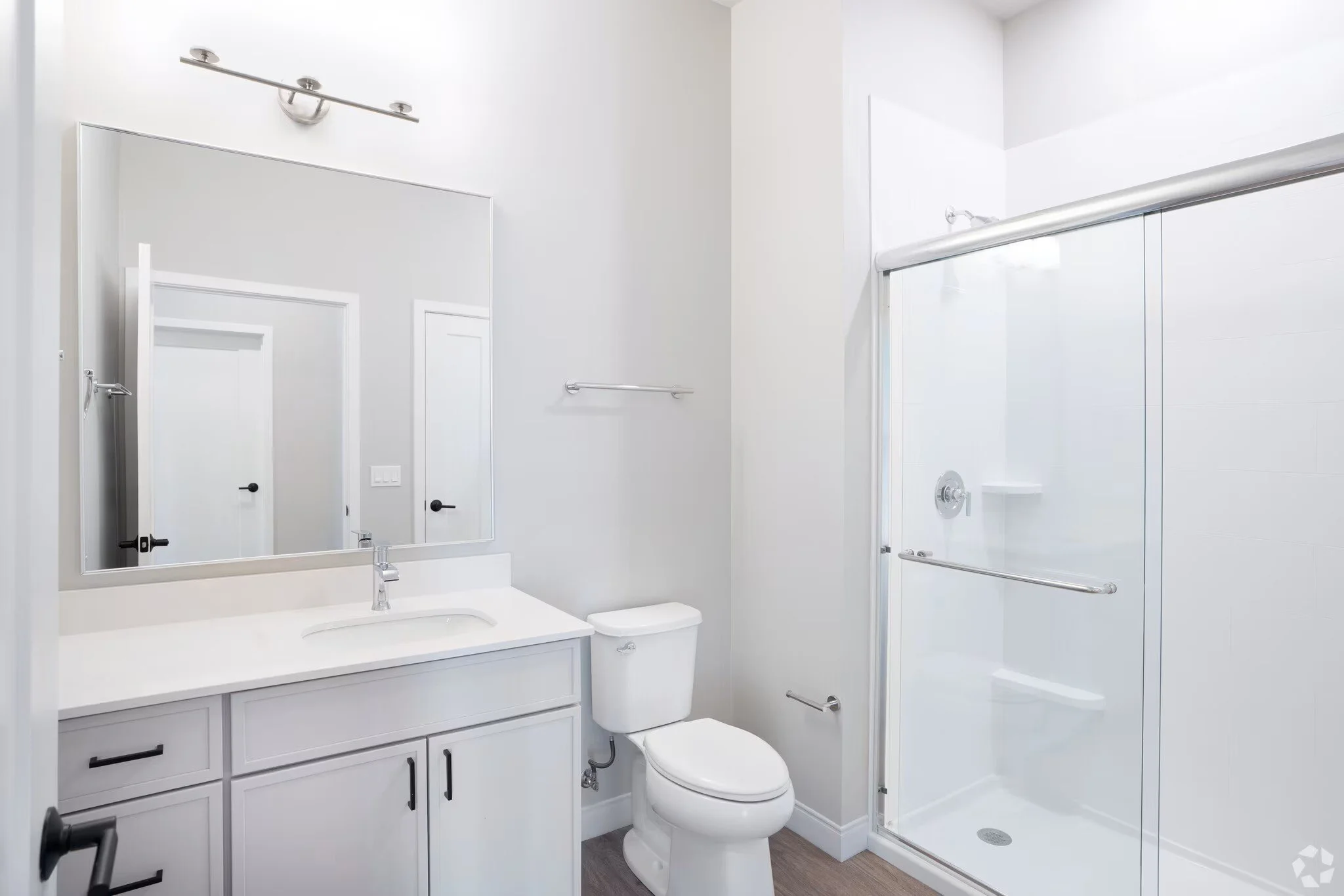 glenwood-station-glen-ellyn-il-1br-1ba---832sf---bathroom.jpeg
